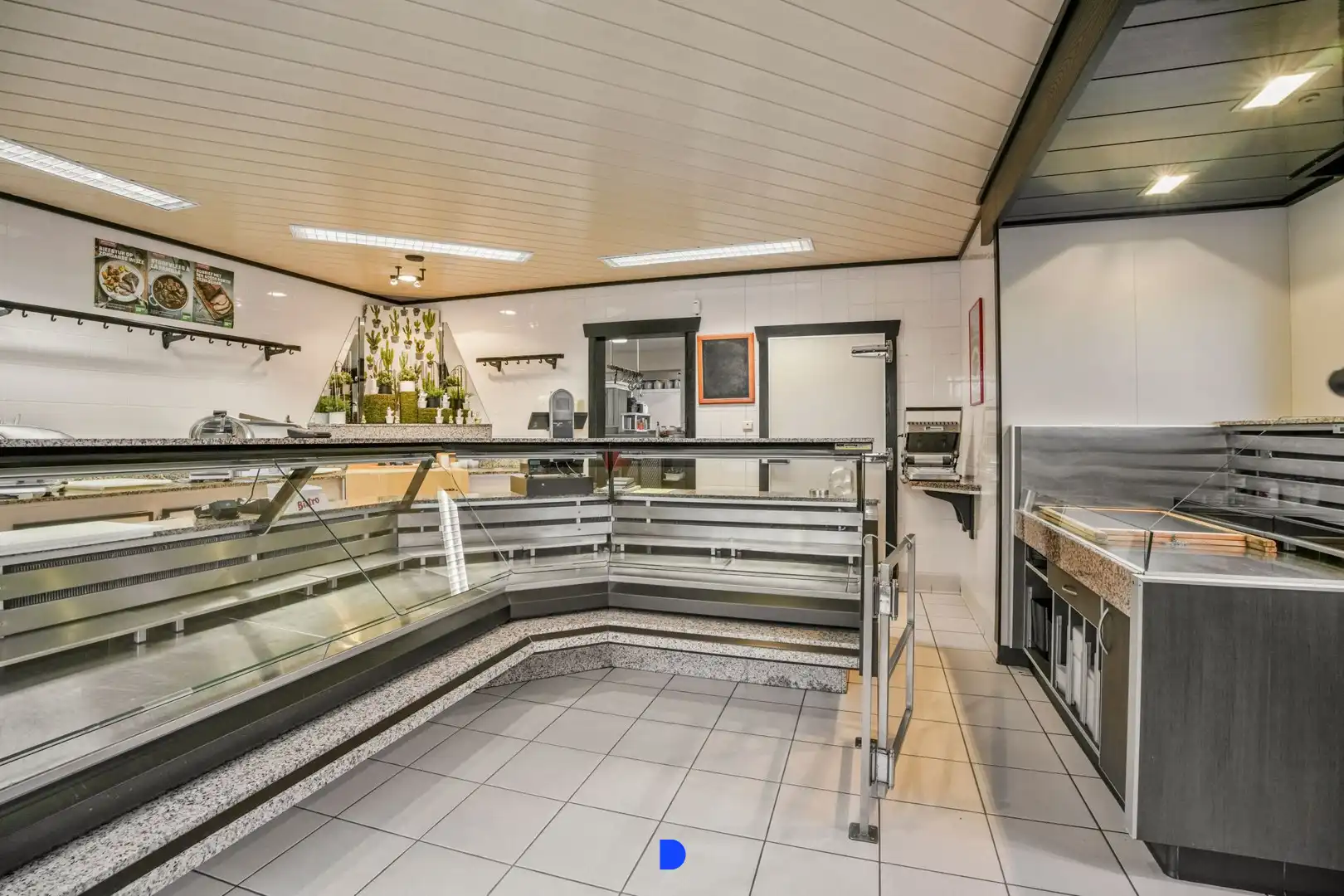 Handelspand met woonst op commerciële ligging. foto 3