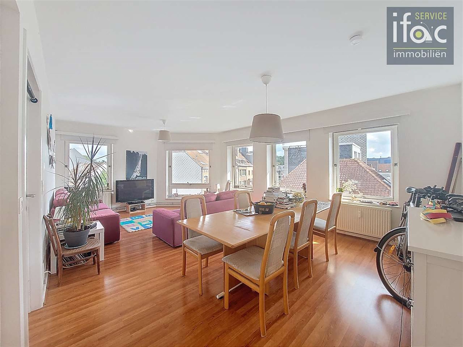 Lichtrijk gerenoveerd 2-slaapkamerappartement met lift in Te foto 3