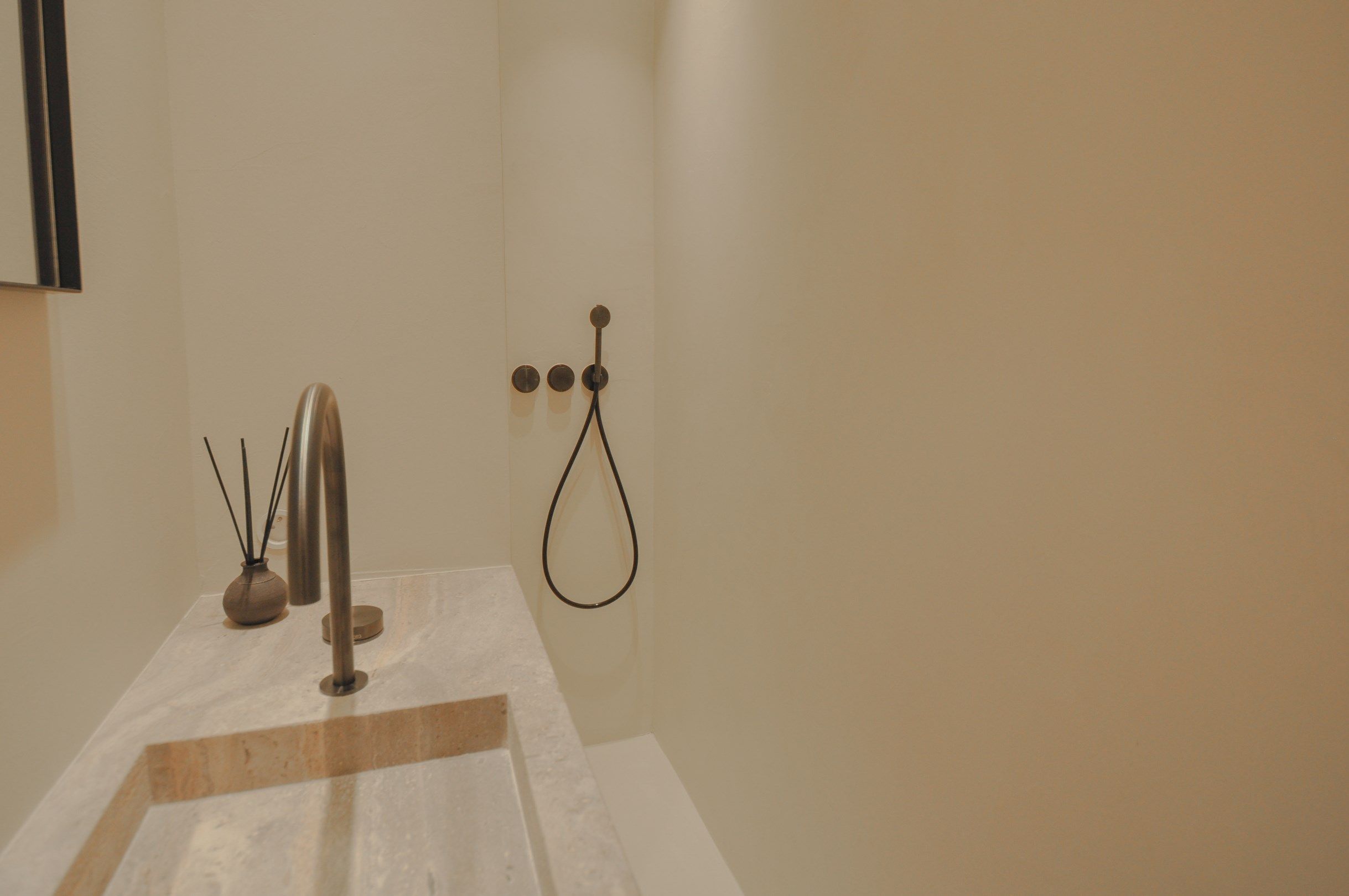 Uitzonderlijk ,tijdloos volledig gerenoveerd appartement met een open zicht . foto 36