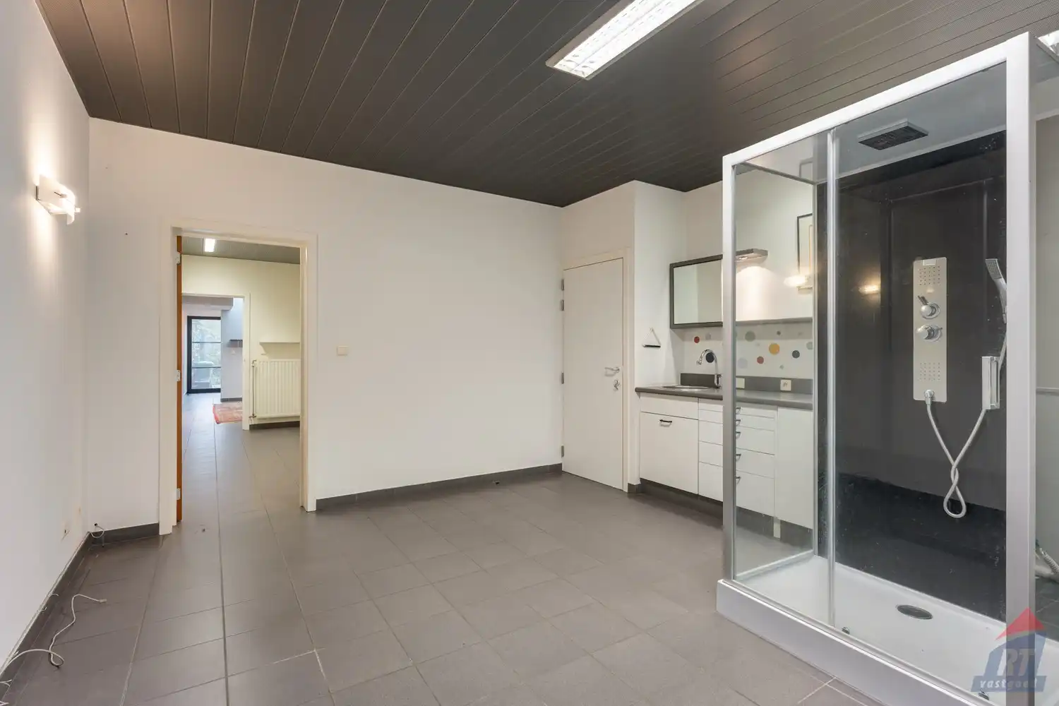 Veelzijdig pand met praktijkruimte en duplex appartement op toplocatie in Sint-Truiden foto 14