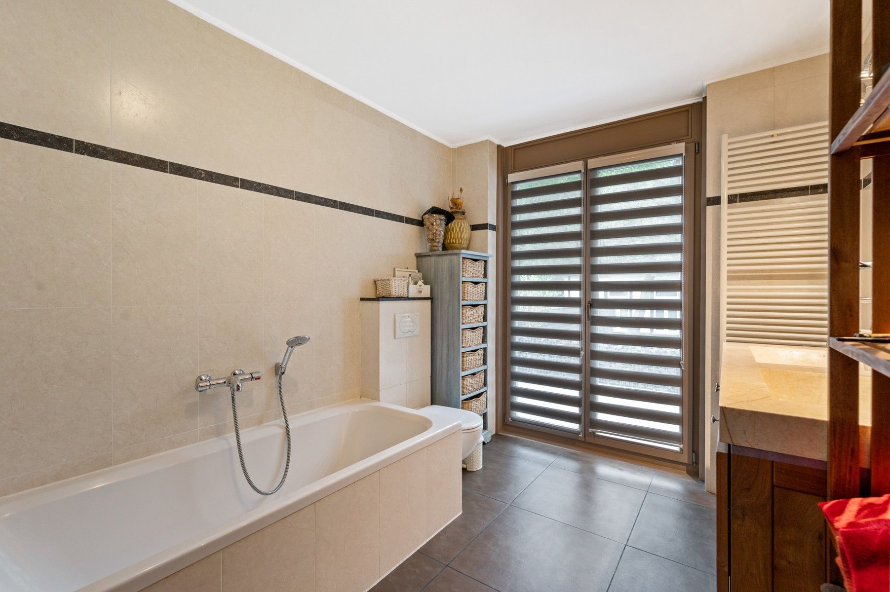 Lichtrijke laagbouwwoning met zwembad en werkplaats foto 16