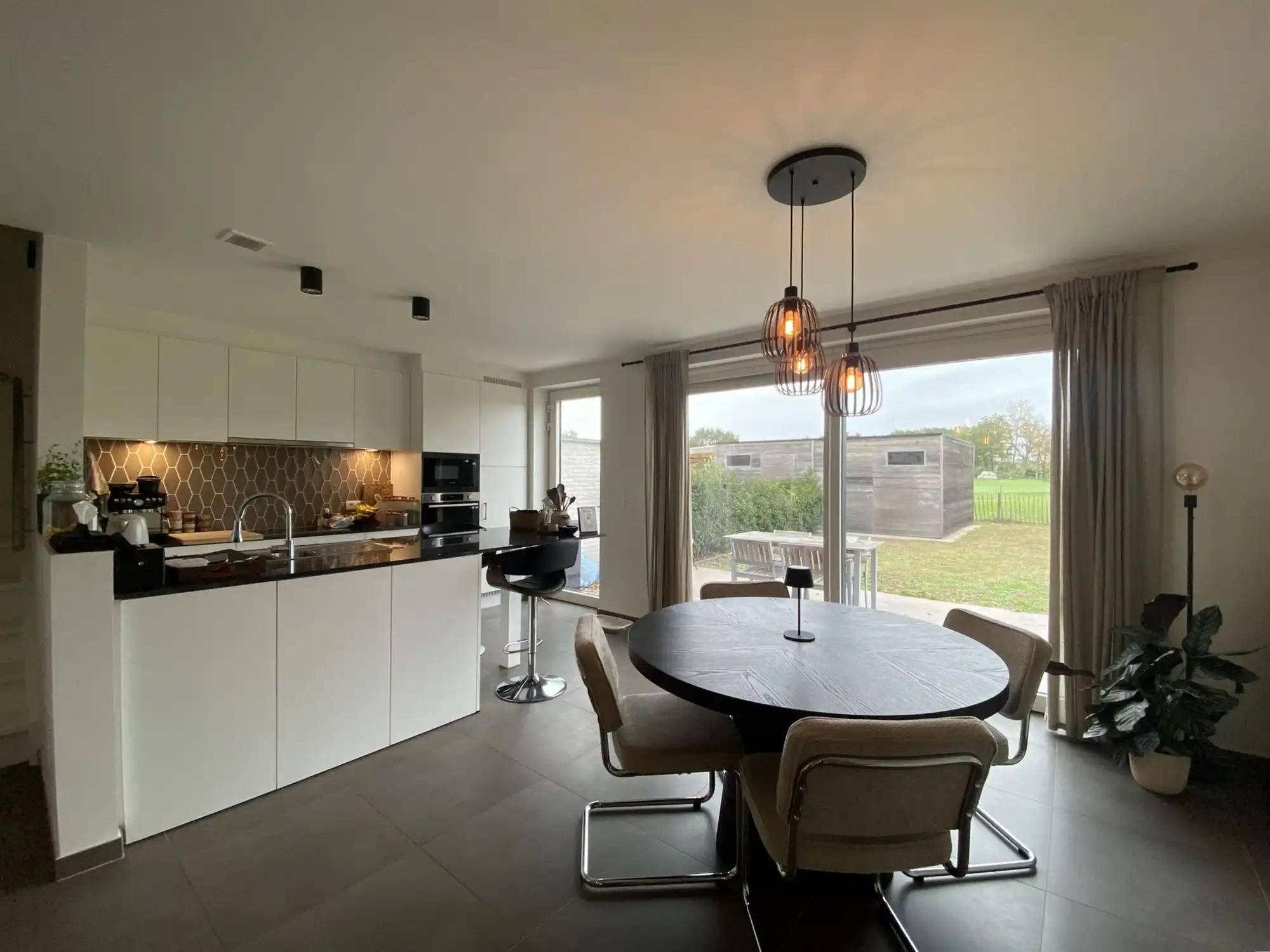Mooi afgewerkte halfopen woning met 4 slaapkamers en inpandige garage foto 7