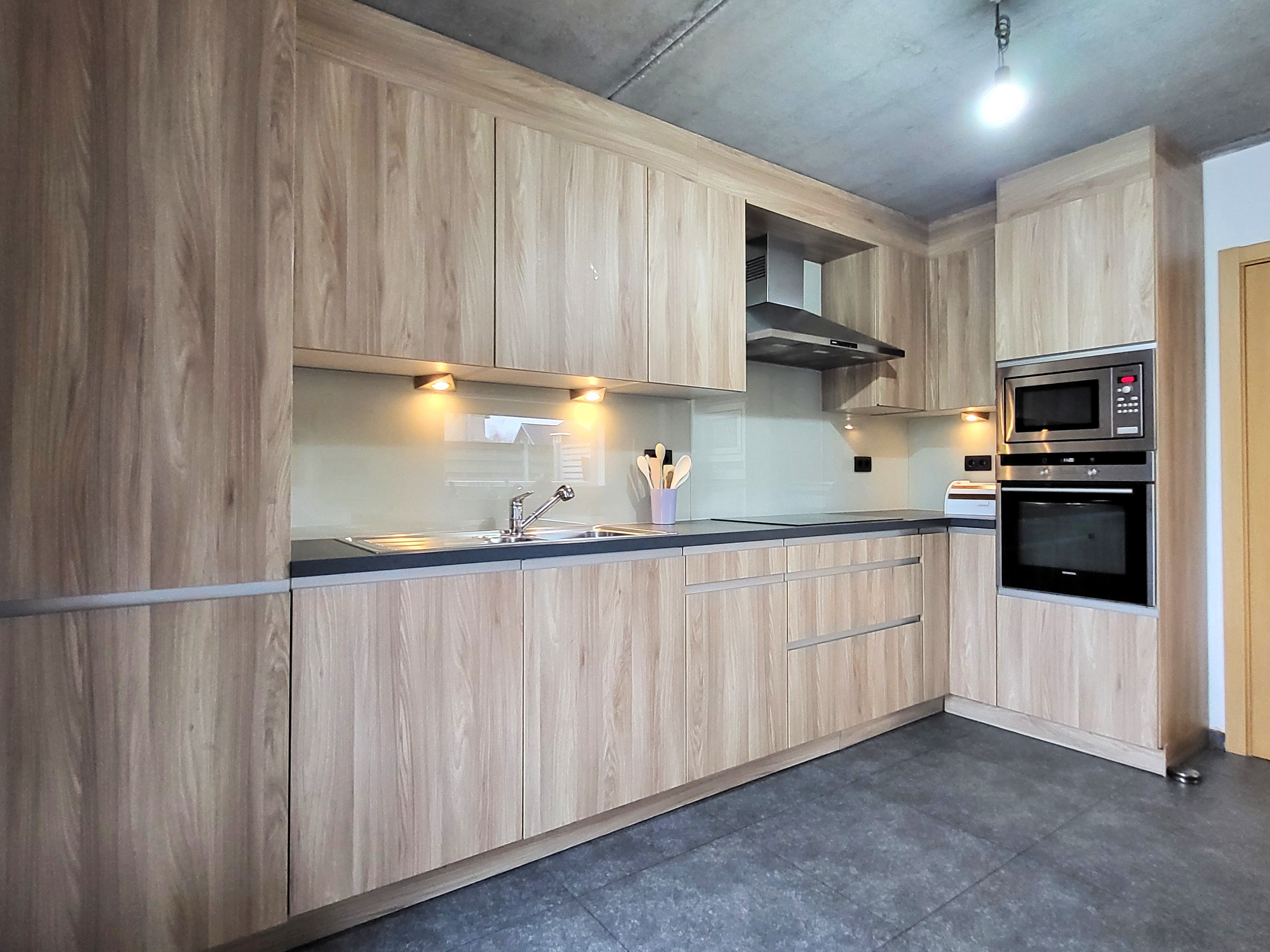 Deze instapklare halfopen woning uit 2014 ligt in een rustige en landelijke straat in Lierde.  foto 14