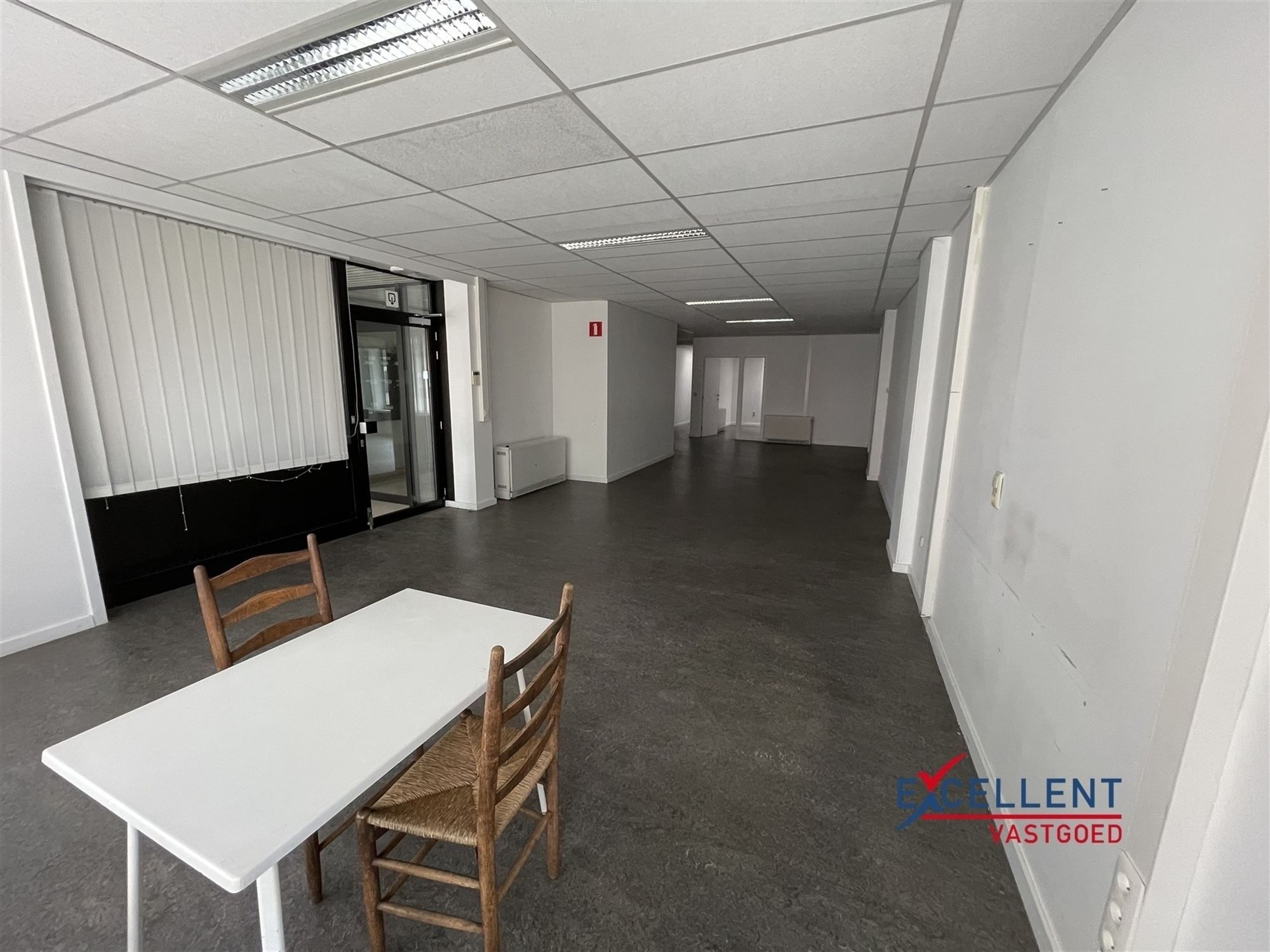 Handels- of kantoorruimte op strategische locatie in centrum Deinze foto {{pictureIndex}}