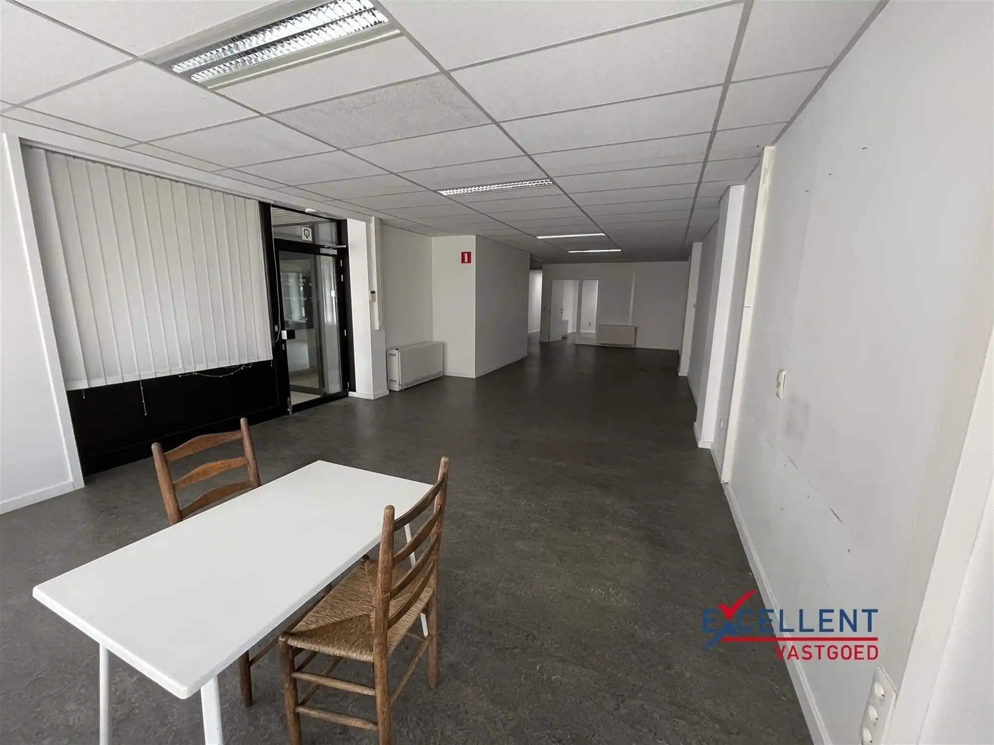 Handels- of kantoorruimte op strategische locatie in centrum Deinze foto {{pictureIndex}}