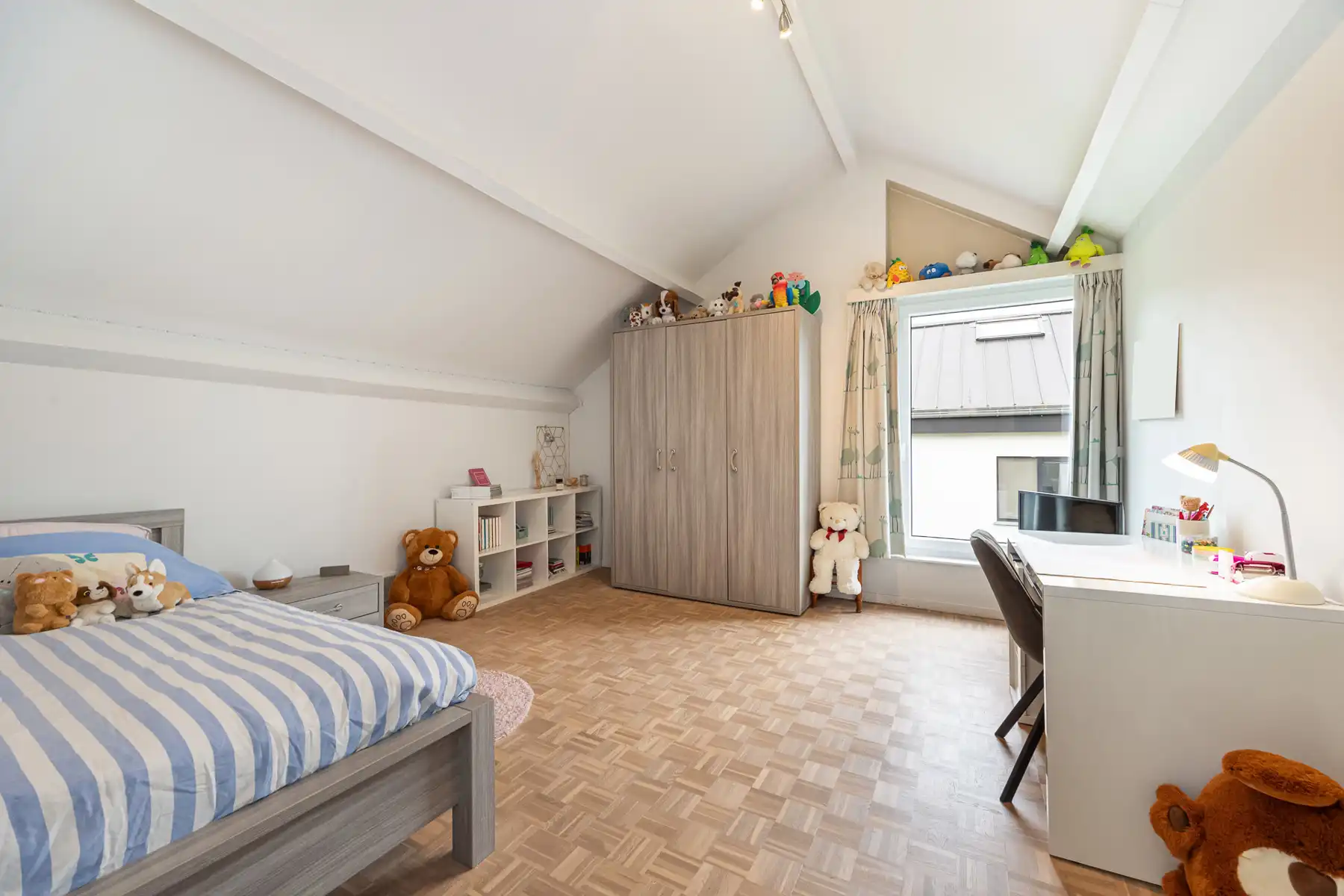 Split-level woning op ca. 1103 m² in een rustige woonwijk foto 14