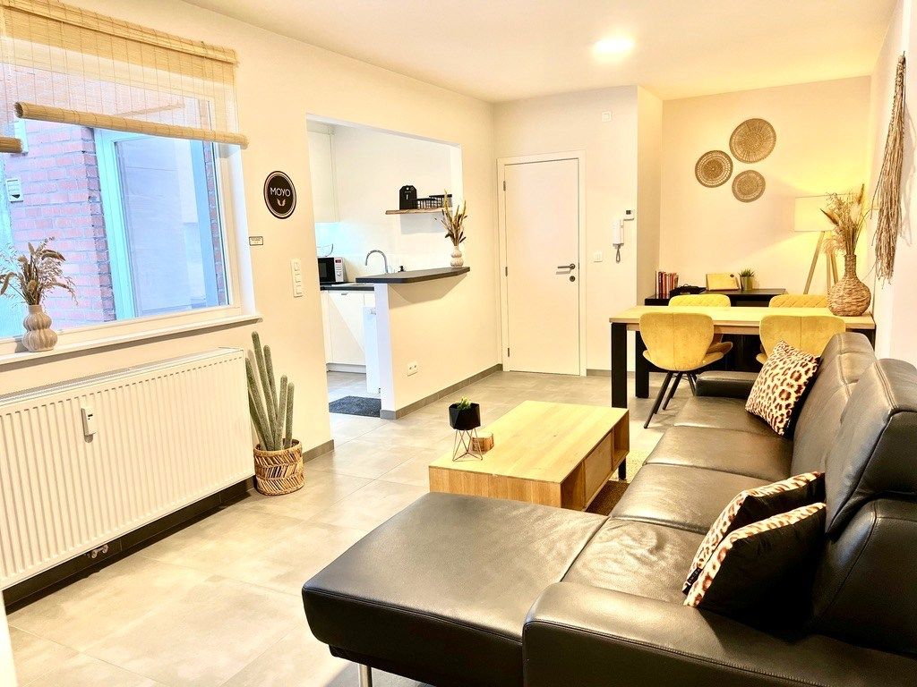 Stijlvol gemeubeld appartement met zeer groot terras en 2 slaapkamers foto 3