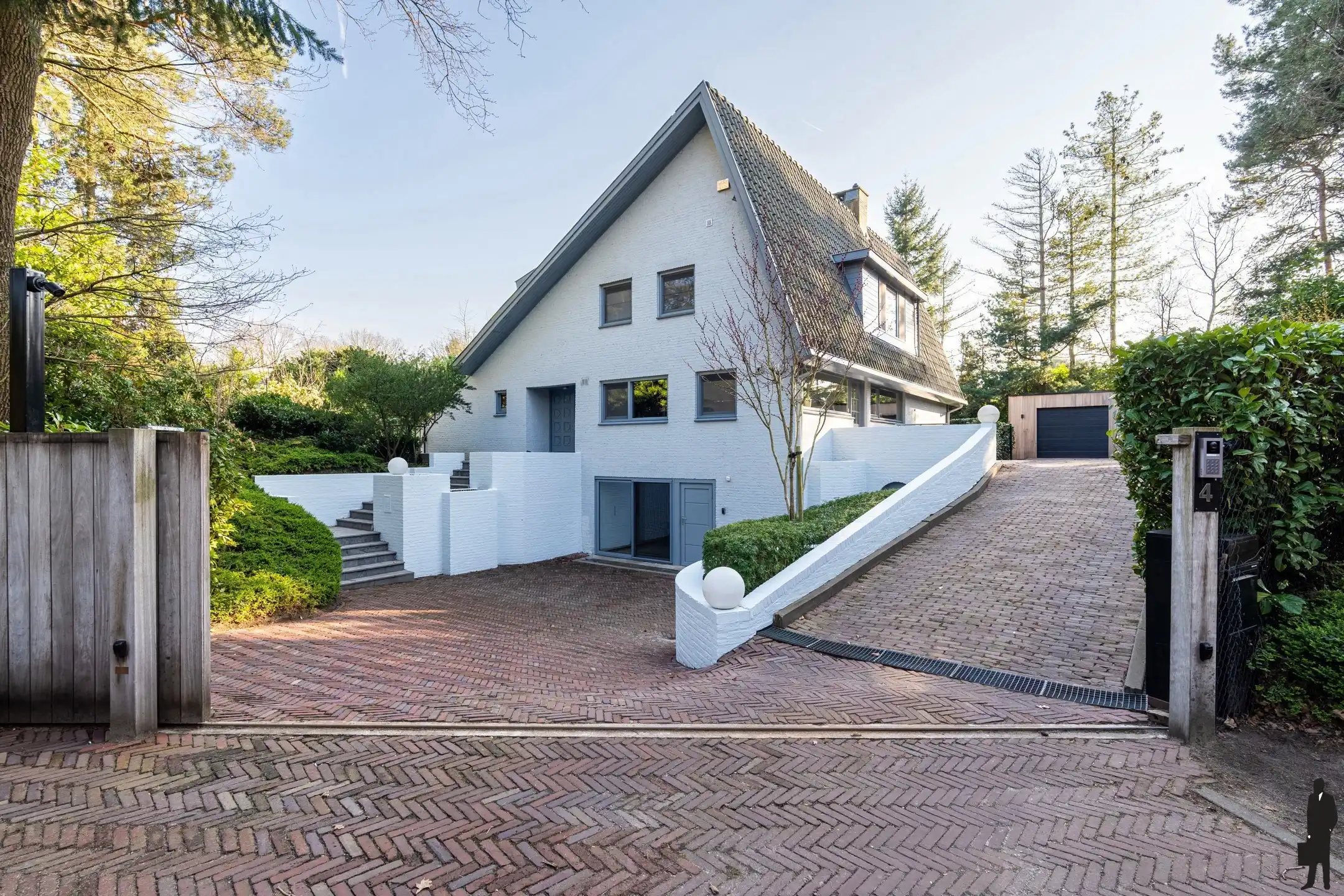 In de Meerse bergen treffen we op een ruim perceel van ca. 2.735m² deze knappe, lichtrijke villa foto {{pictureIndex}}