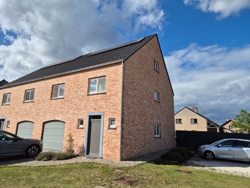 Halfopen bewouwing met garage foto {{pictureIndex}}