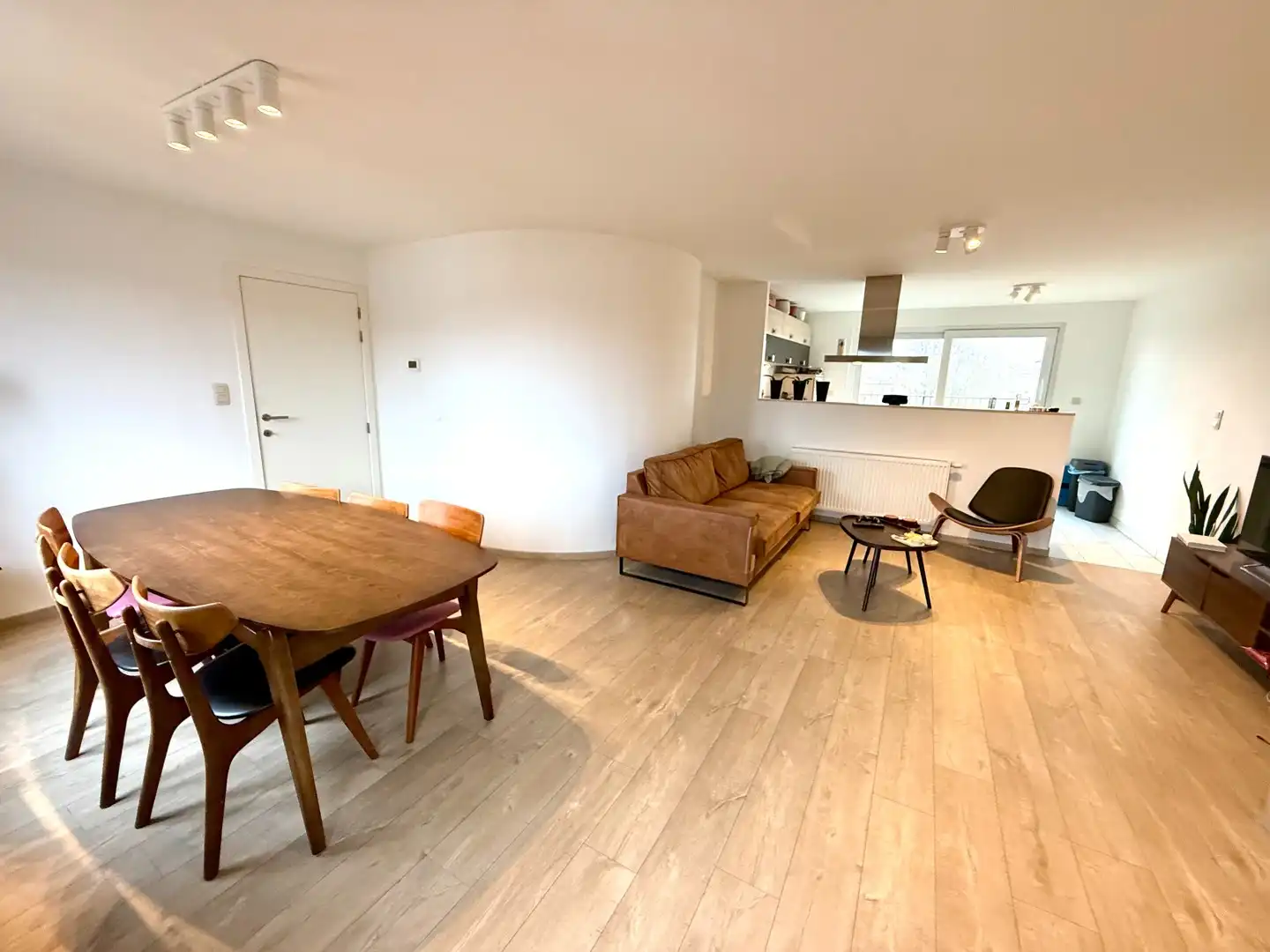 Superleuk bemeubeld dakappartement met penthousegevoel, pal in het centrum van Deinze. foto 4