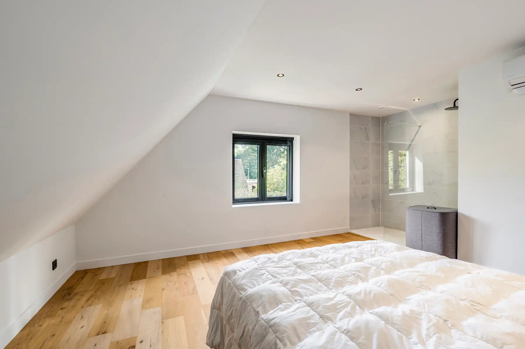 Gerenoveerde villa in een groene omgeving nabij alle invalswegen foto 17