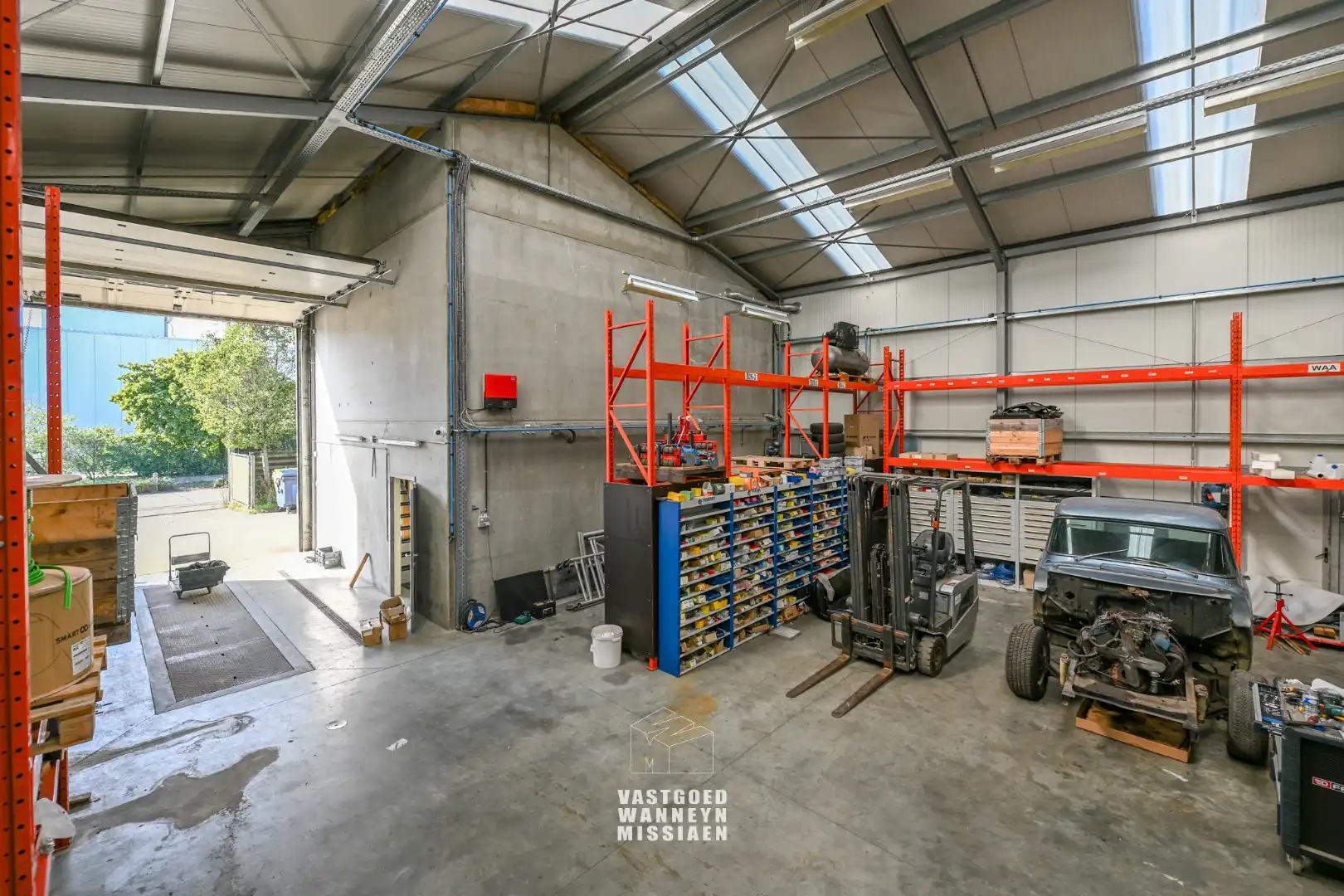 Loods met laadkade, geïntegreerd kantoor en conciërgewoning op 1124 m² foto 4
