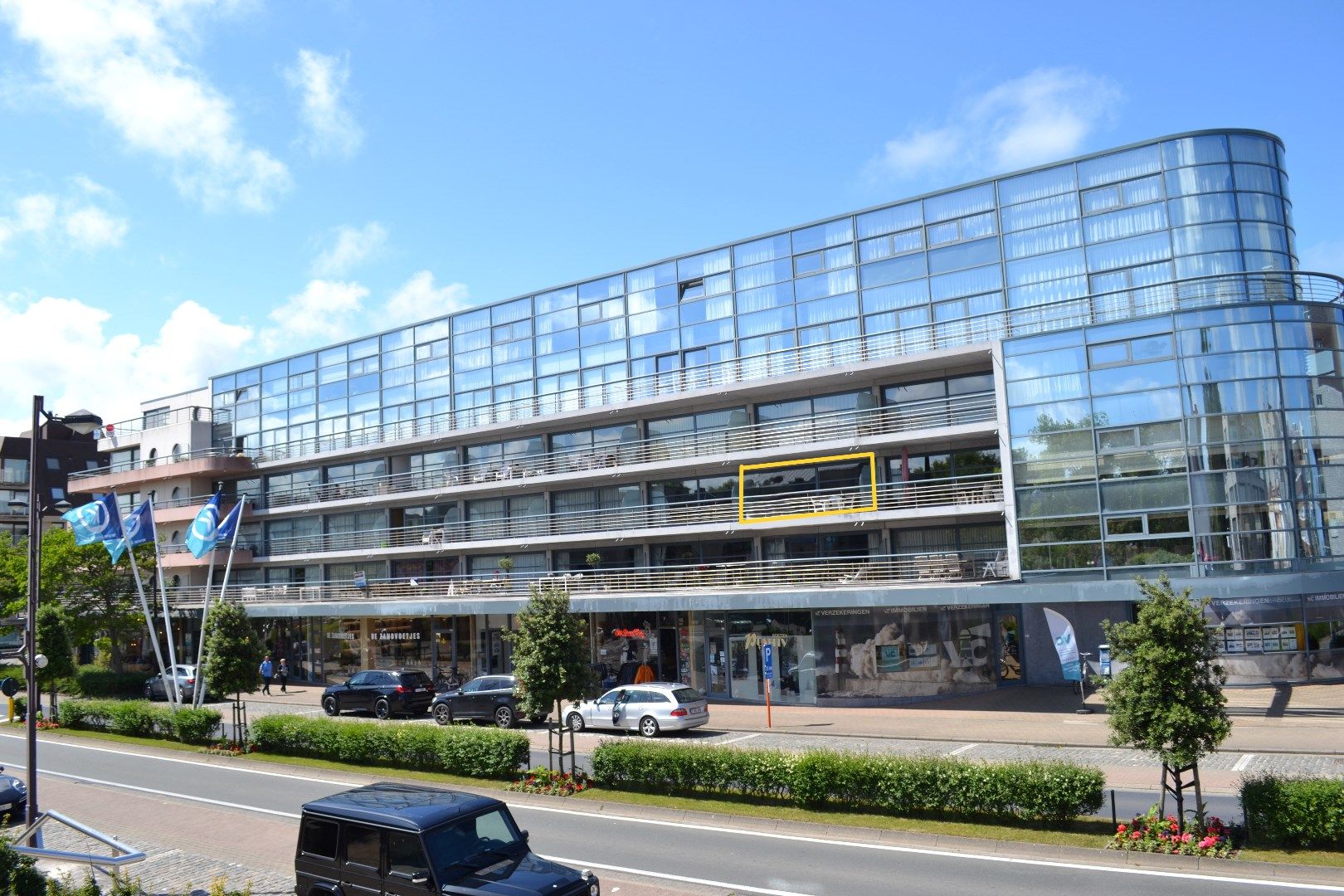 Volledig gerenoveerd 2 slaapkamer appartement met vrij uitzicht te Oostduinkerke-bad! foto {{pictureIndex}}