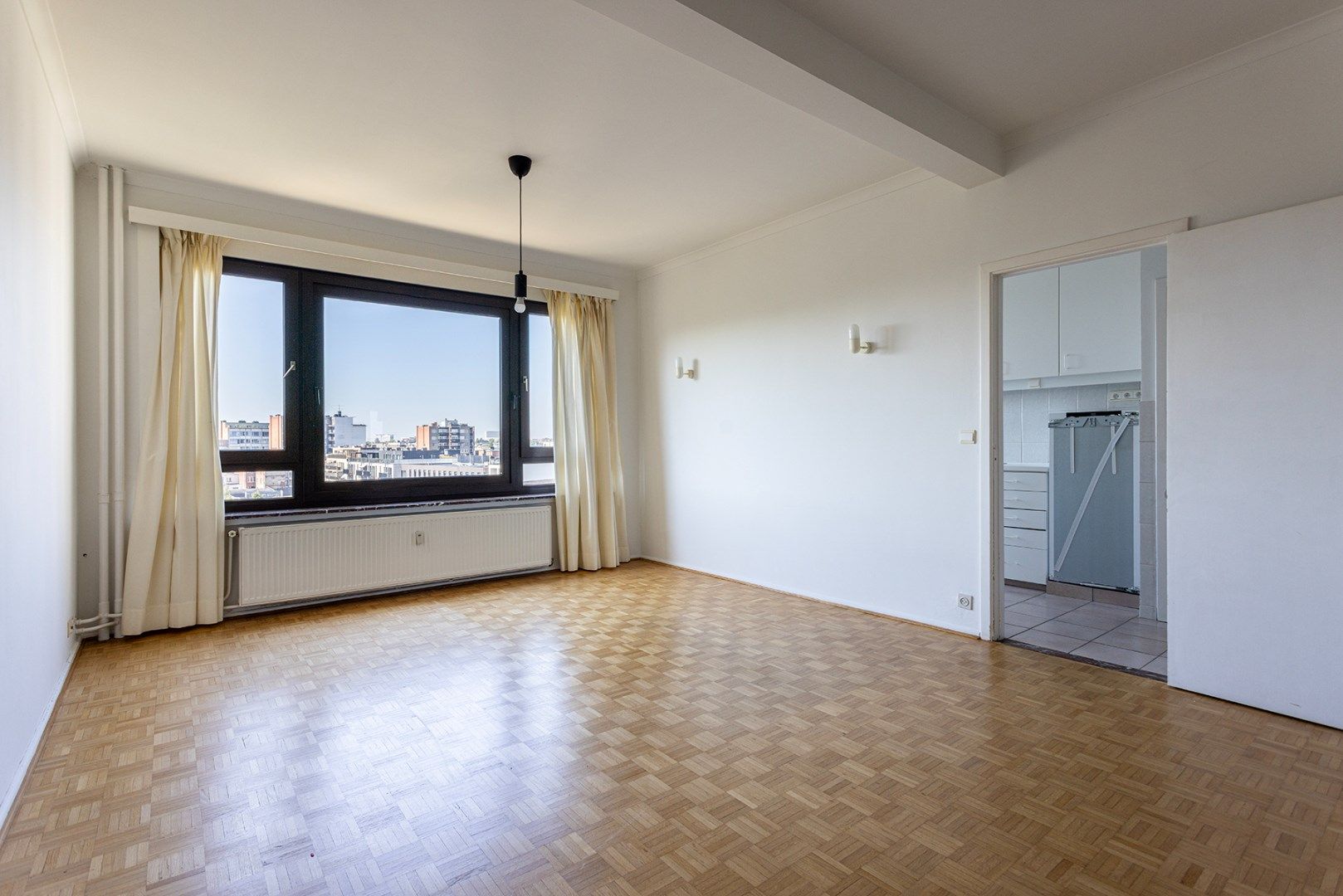Te renoveren appartement met 2 slpk en terras! foto {{pictureIndex}}