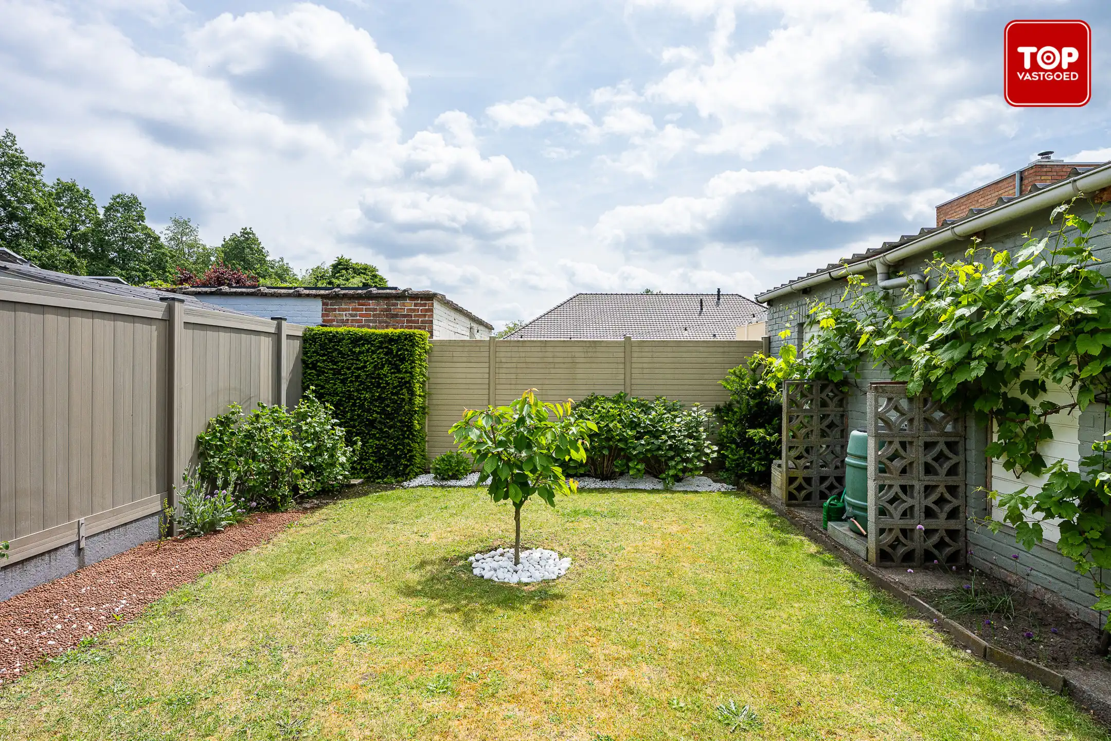 Op te frissen half open bebouwing met 3 slaapkamers, tuin en garage.  foto 25