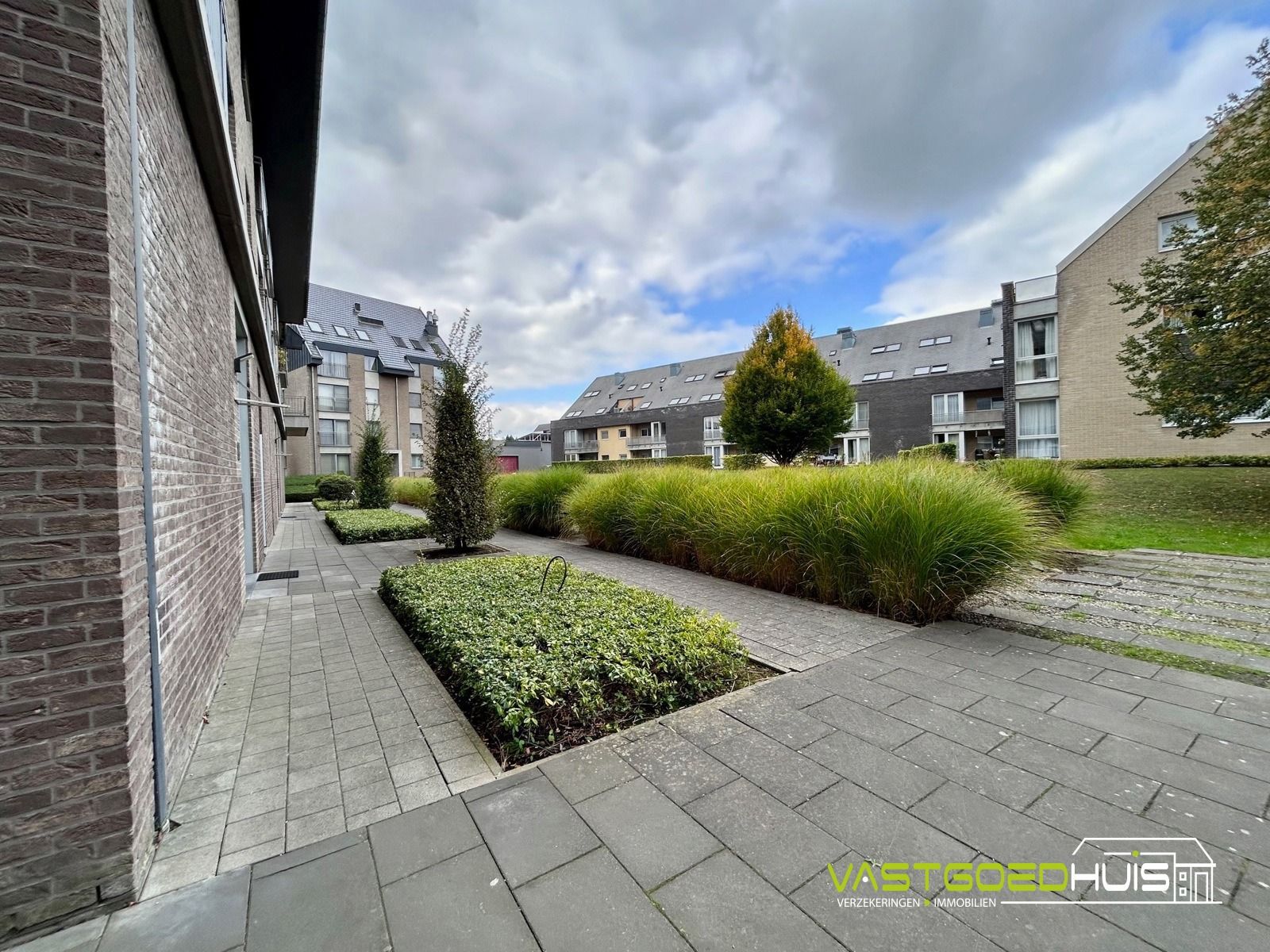 Instapklaar tweeslaapkamerappartement met terras en garage foto 3