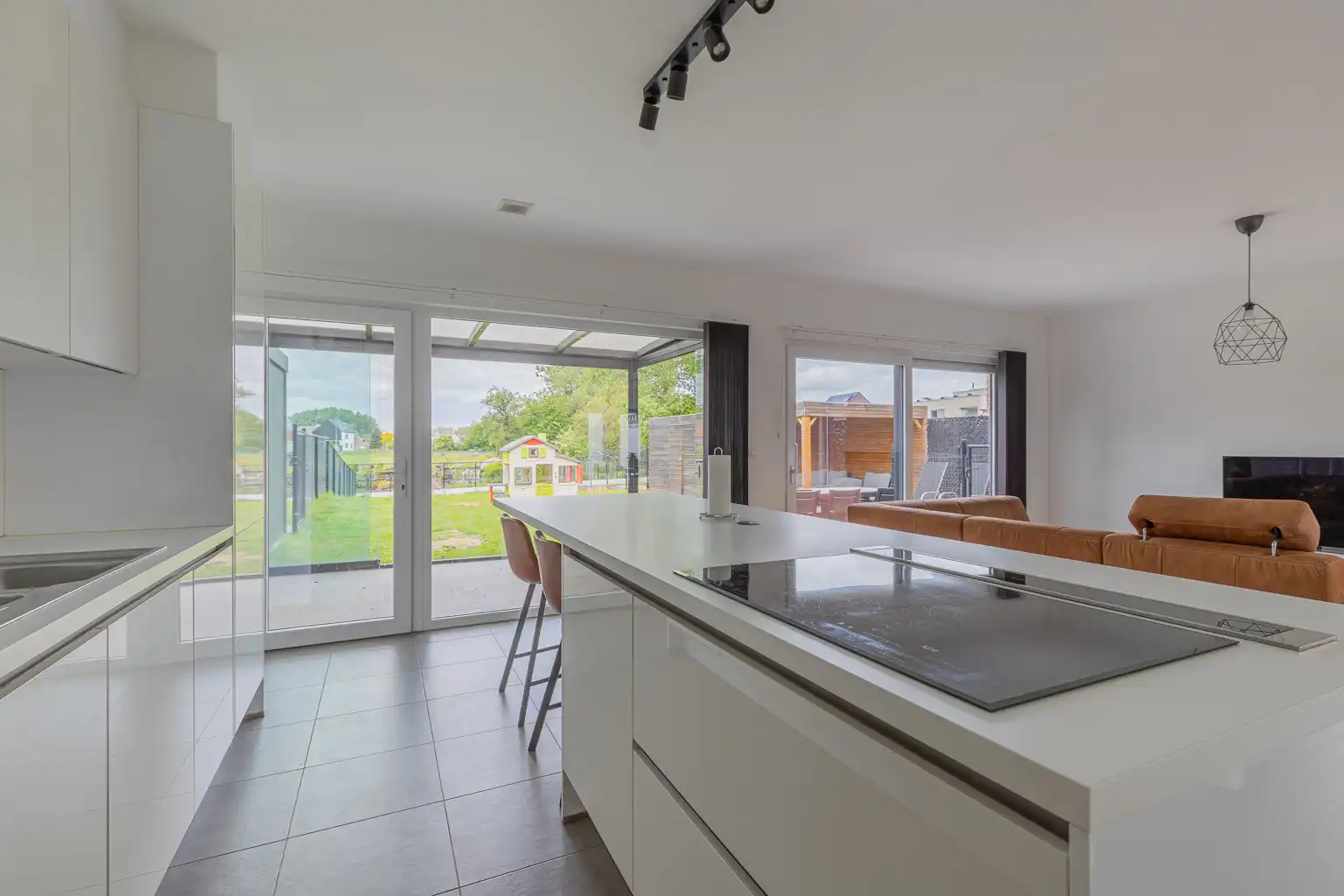 Recente driegevelwoning met zonnepanelen en vloerverwarming foto 8