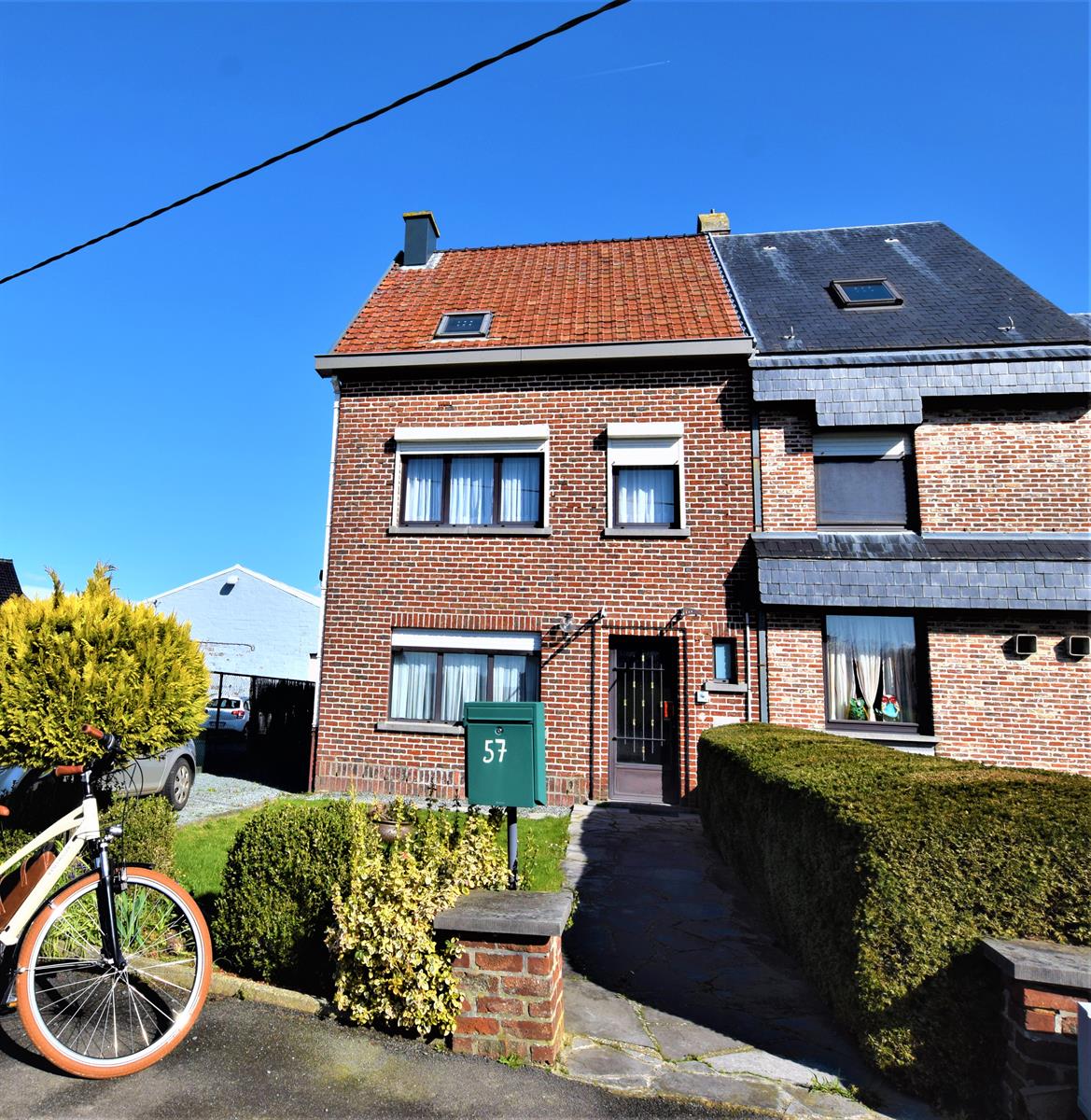 HOB met 2 slpks, garage, bergingen en tuin nabij centrum foto {{pictureIndex}}