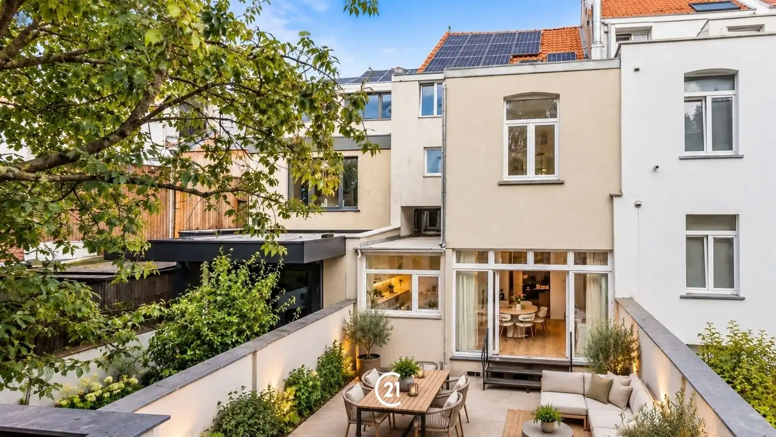 Huis met achtergebouw en groot terras foto 4