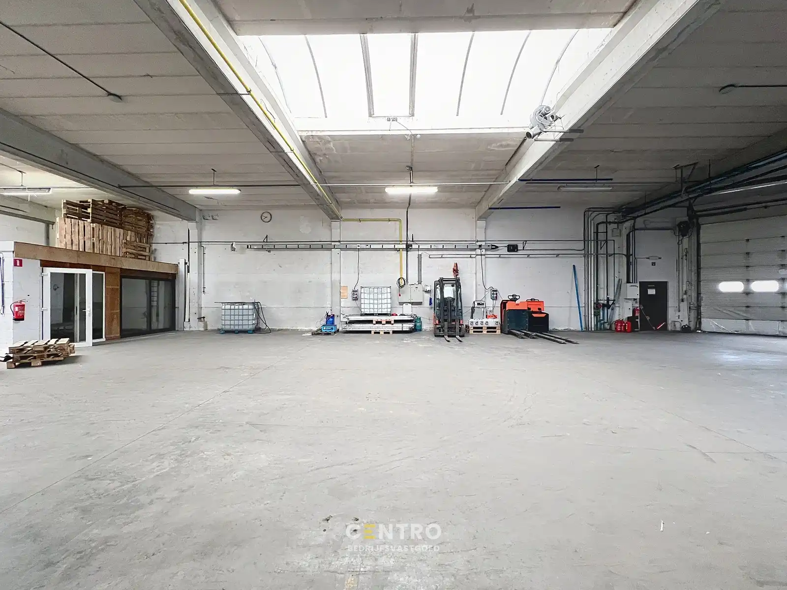 Logistieke LOODS/MAGAZIJN van ± 520m2 met 5 poorten waarvan 3 loskades TE ROESELARE ! foto 7