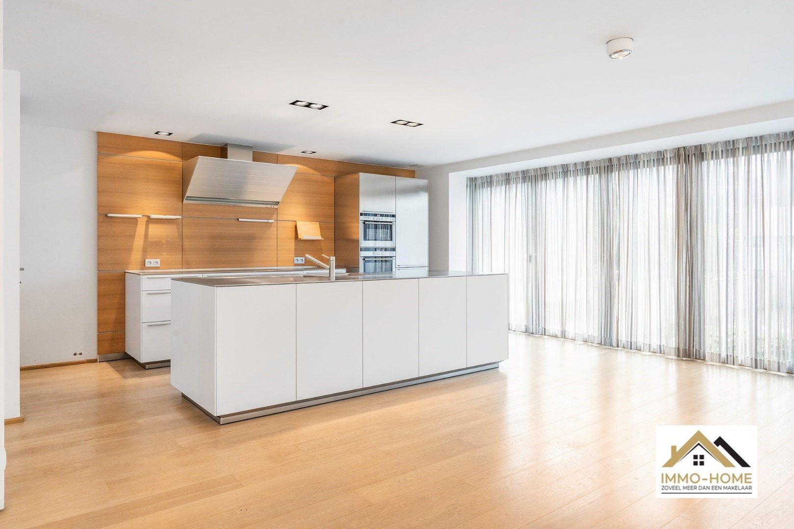 MODERNE PRAKTIJKRUIMTE/HANDELSRUIMTE MET DUPLEX APPARTEMENT TE ZELE foto 1