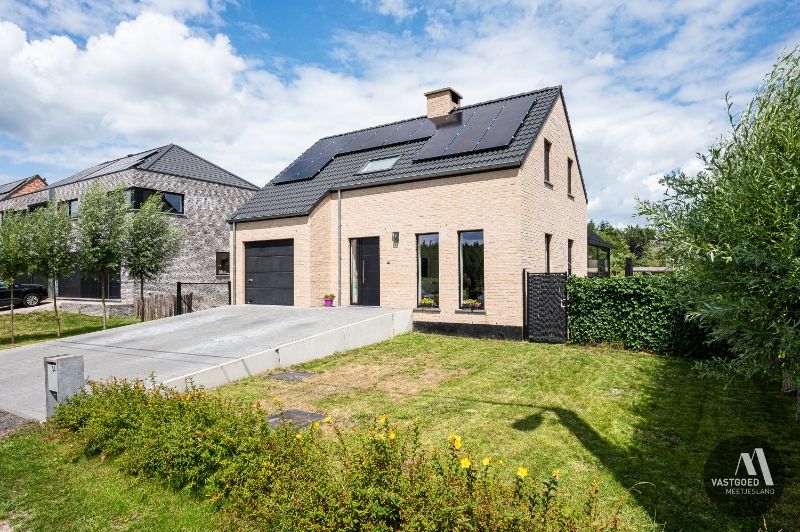Recente energiezuinige woning met grote tuin foto {{pictureIndex}}