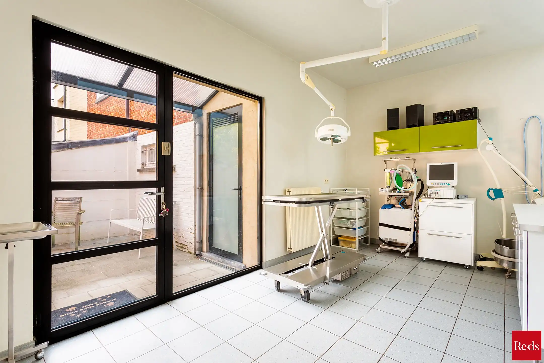 Ruim handelsgelijkvloers op toplocatie te Hove centrum foto 8