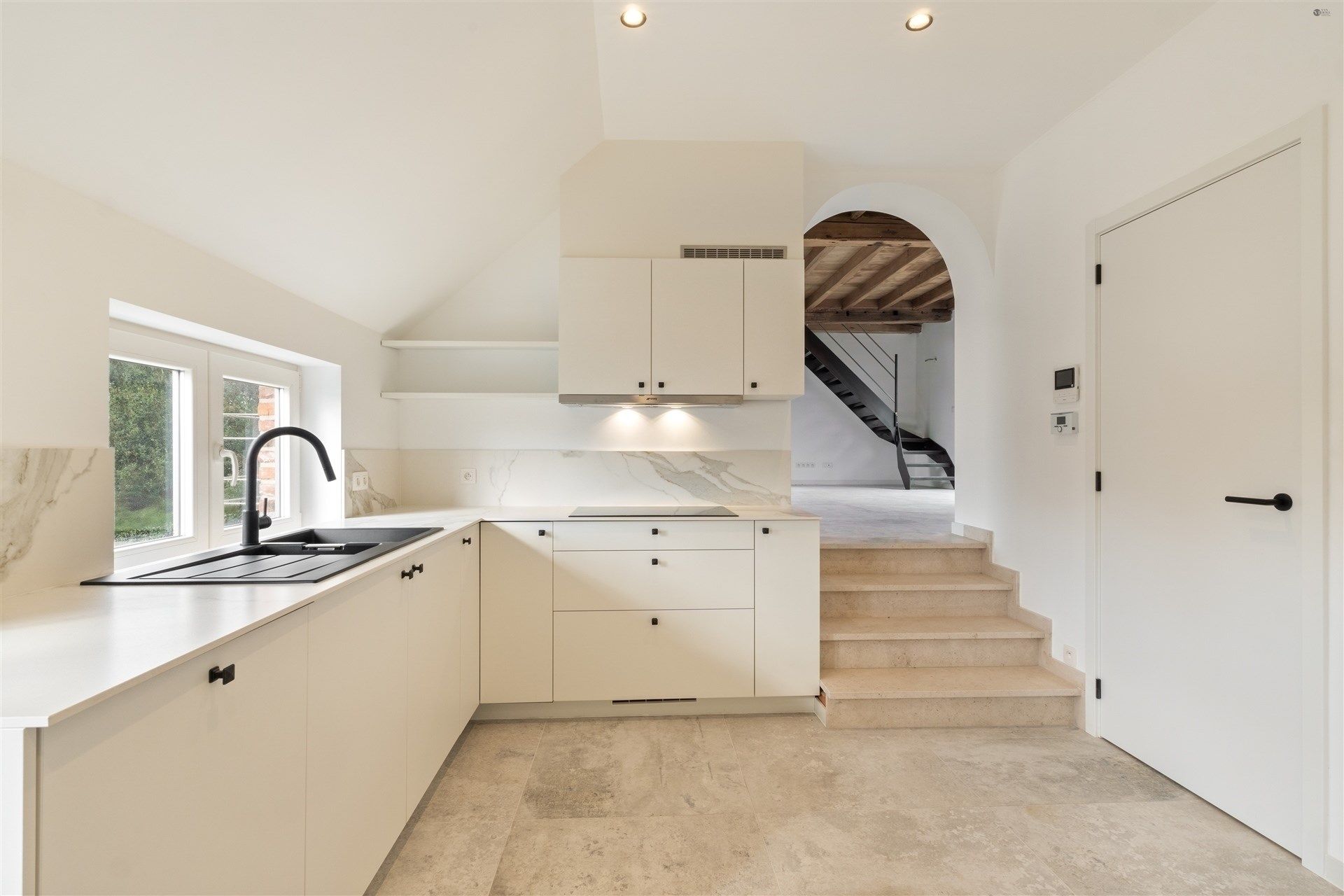 Uniek dakappartement in loftstijl foto {{pictureIndex}}