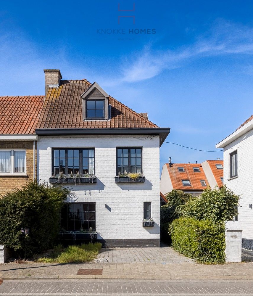 Instapklare halfopen woning in Oud-Knokke met 3 slaapkamers en private parkeerplaats voor twee wagens foto 2