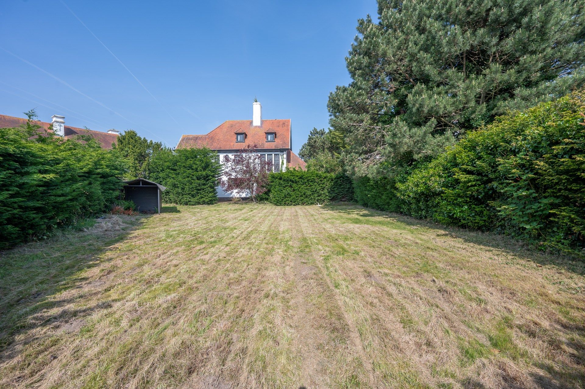 Te renoveren of af te breken villa gelegen op de Elizabetlaan te Knokke op enkele meters van het strand en de winkelstraten.  foto 4