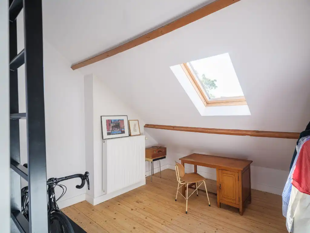 Karaktervolle burgerwoning die baadt in natuurlijk licht, met drie slaapkamers en een aangename buitenruimte op enkele stappen van het historische centrum. foto 16