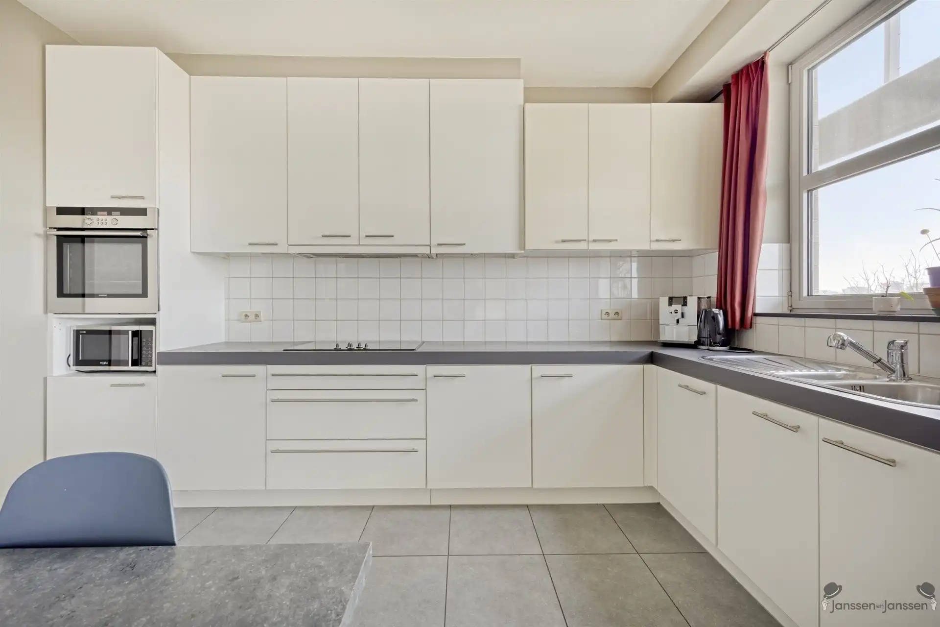 Ruim appartement met 3 slpk's, terras en 2 ondergrondse staanplaatsen foto 5