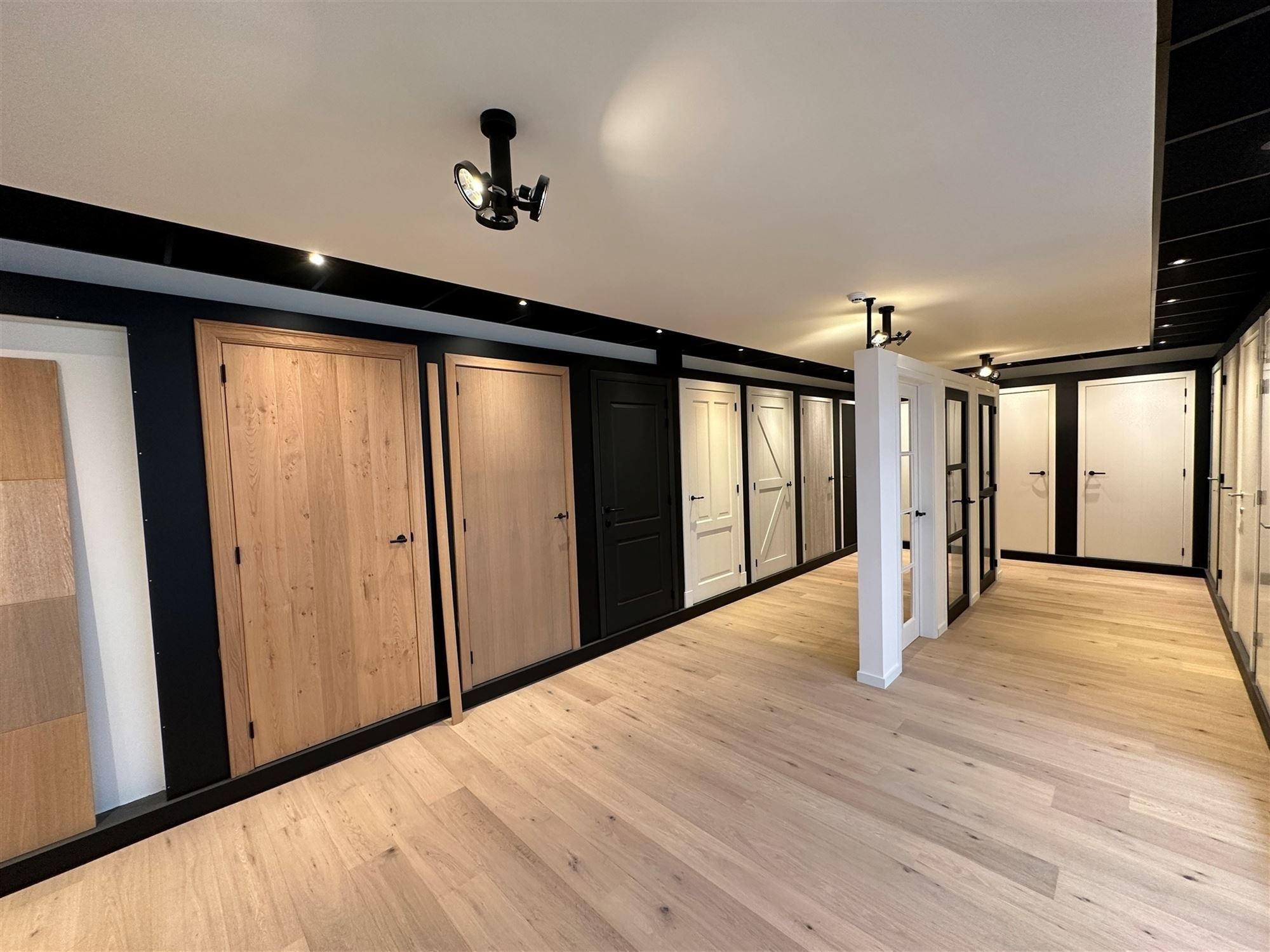 KMO-unit met kantoorruimte en toonzaal foto 34