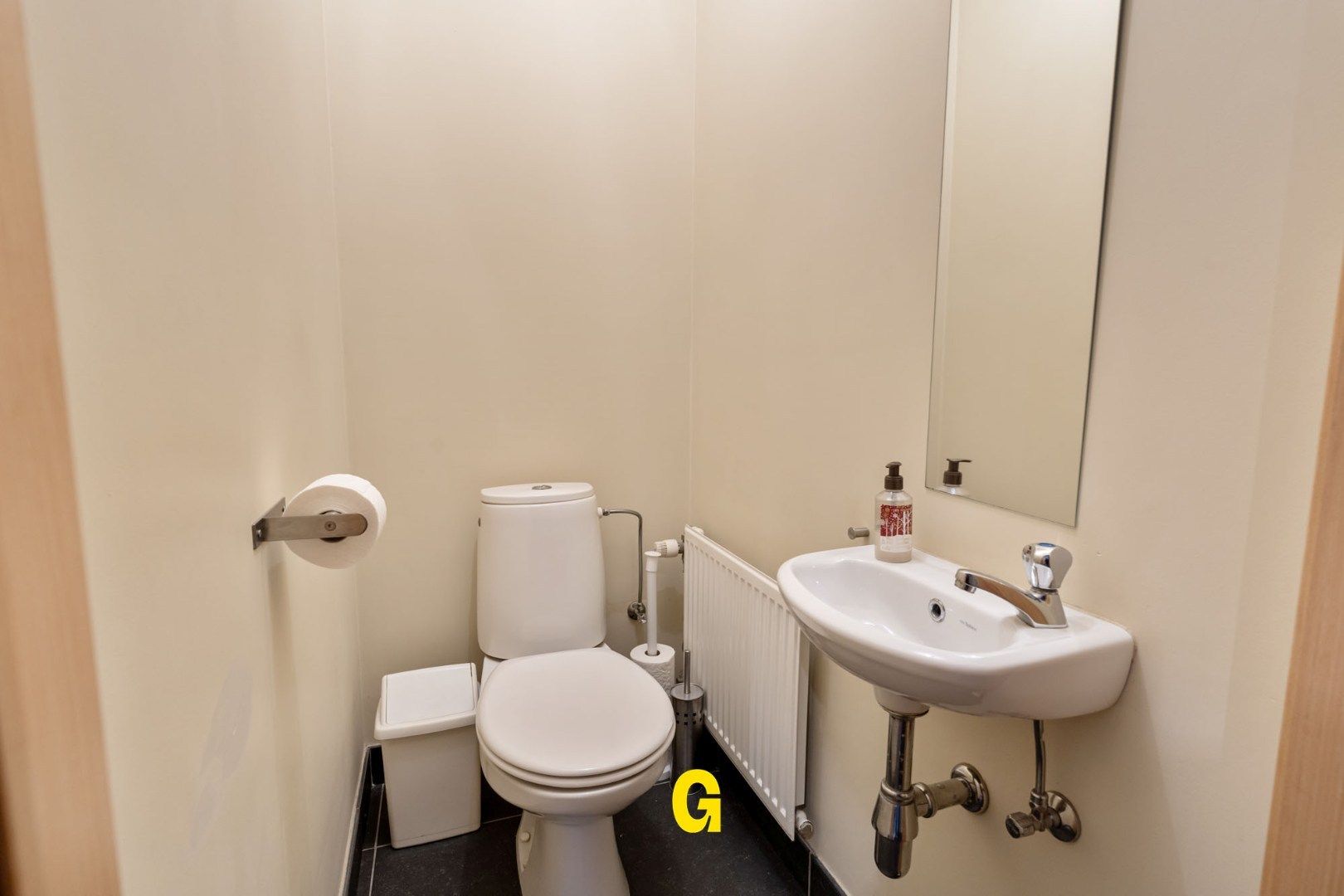 Degelijke instapklare rijwoning met drie slaapkamers, inpandige garage en tuin met terras vlakbij het centrum van Bilzen foto 11