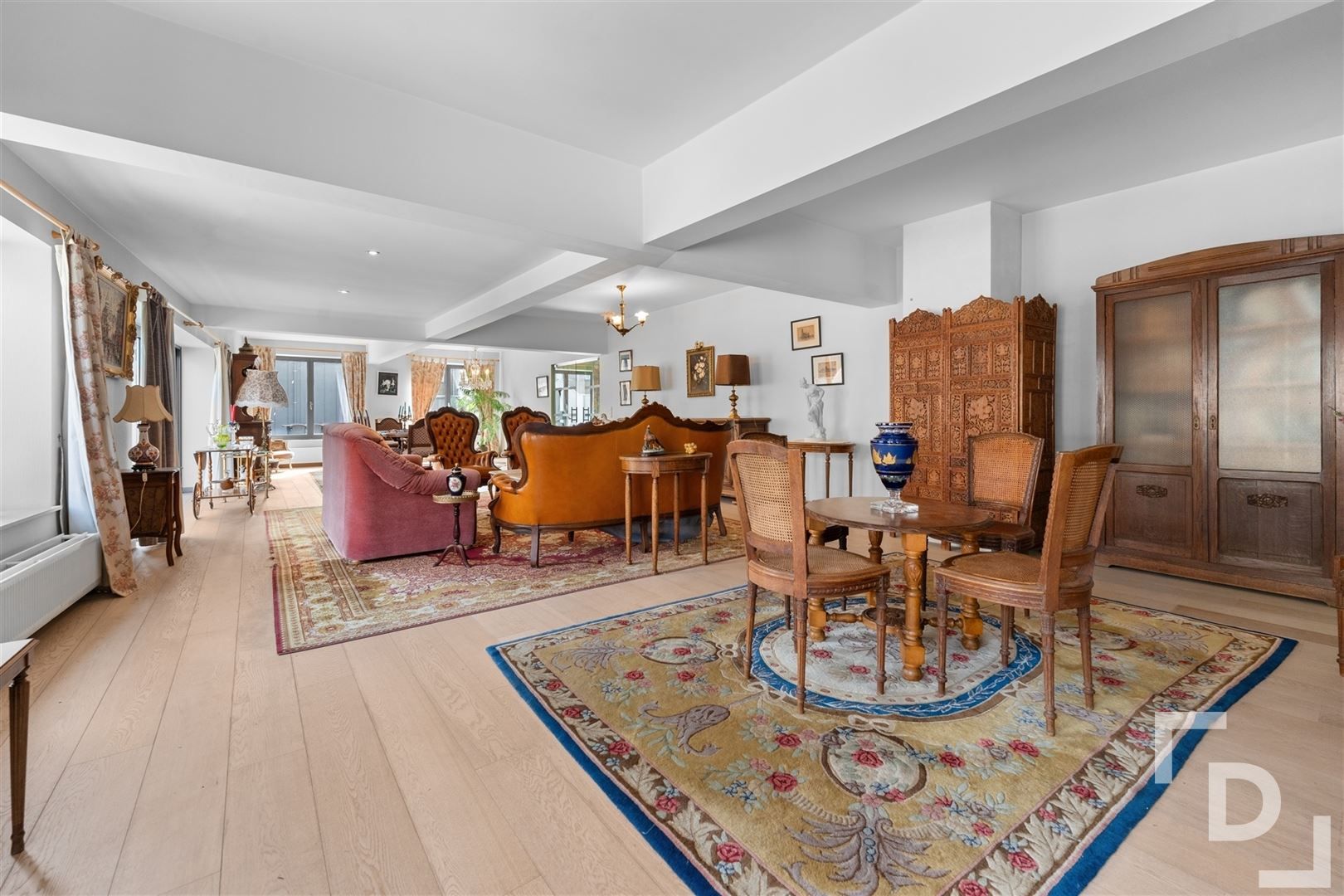 Zeer ruim appartement op toplocatie te koop in Ieper foto 5