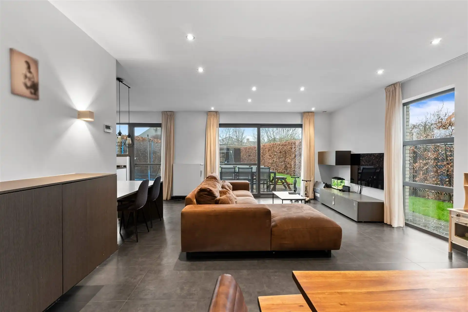 Recente halfopen bebouwing uit 2010, instapklaar met tuin en zwembad. foto 4