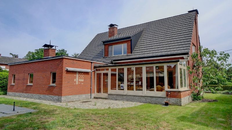 Klassieke villa van 305m² met ruime garage op 7 are 48 ca foto 2