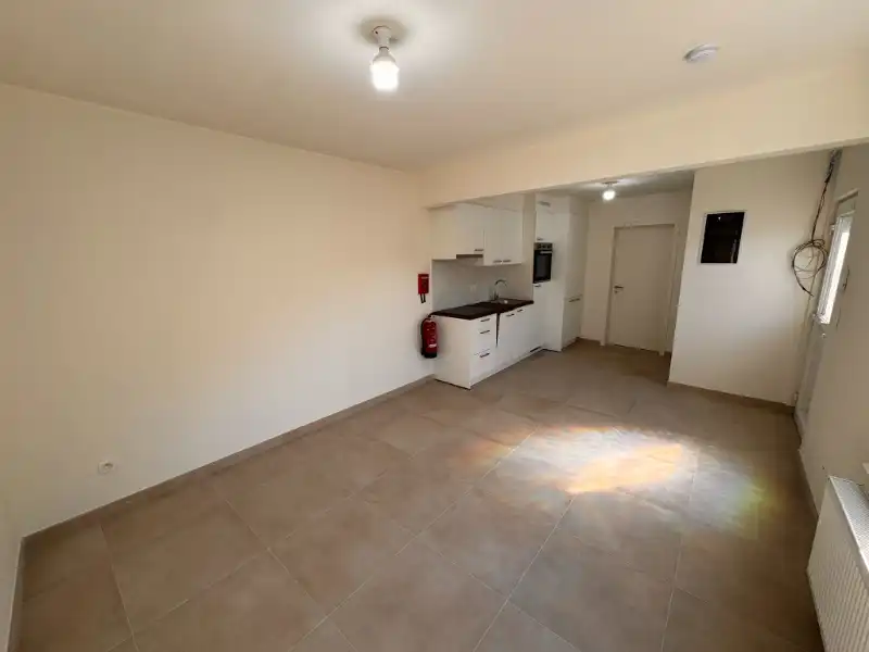 --- NIEUW --- Gerenoveerd gelijkvloers appartement met privaat terras foto {{pictureIndex}}