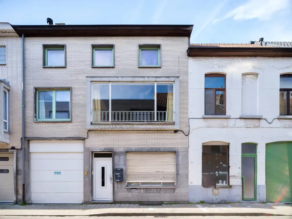 Opbrengsteigendom met magazijn en twee appartementen nabij Gent foto {{pictureIndex}}