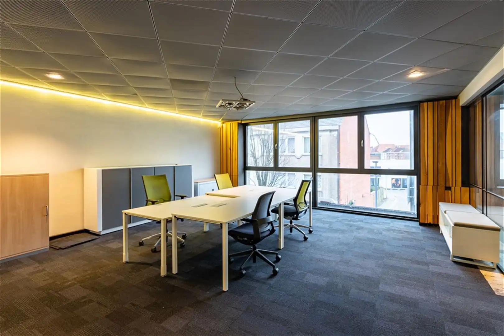 Moderne kantoren aan Station Gent Dampoort foto 3