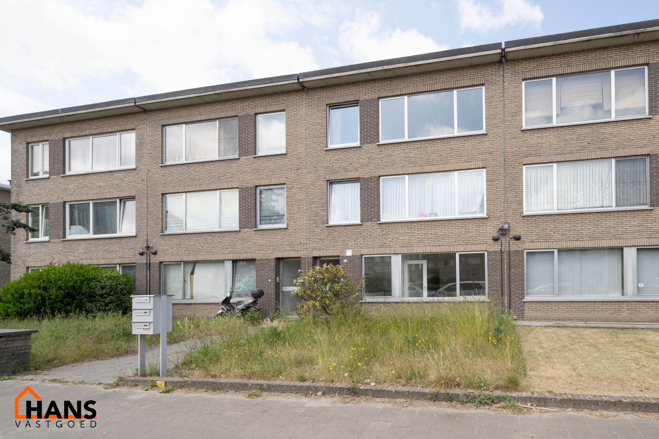 Gerenoveerd gelijkvloers appartement met tuin foto {{pictureIndex}}