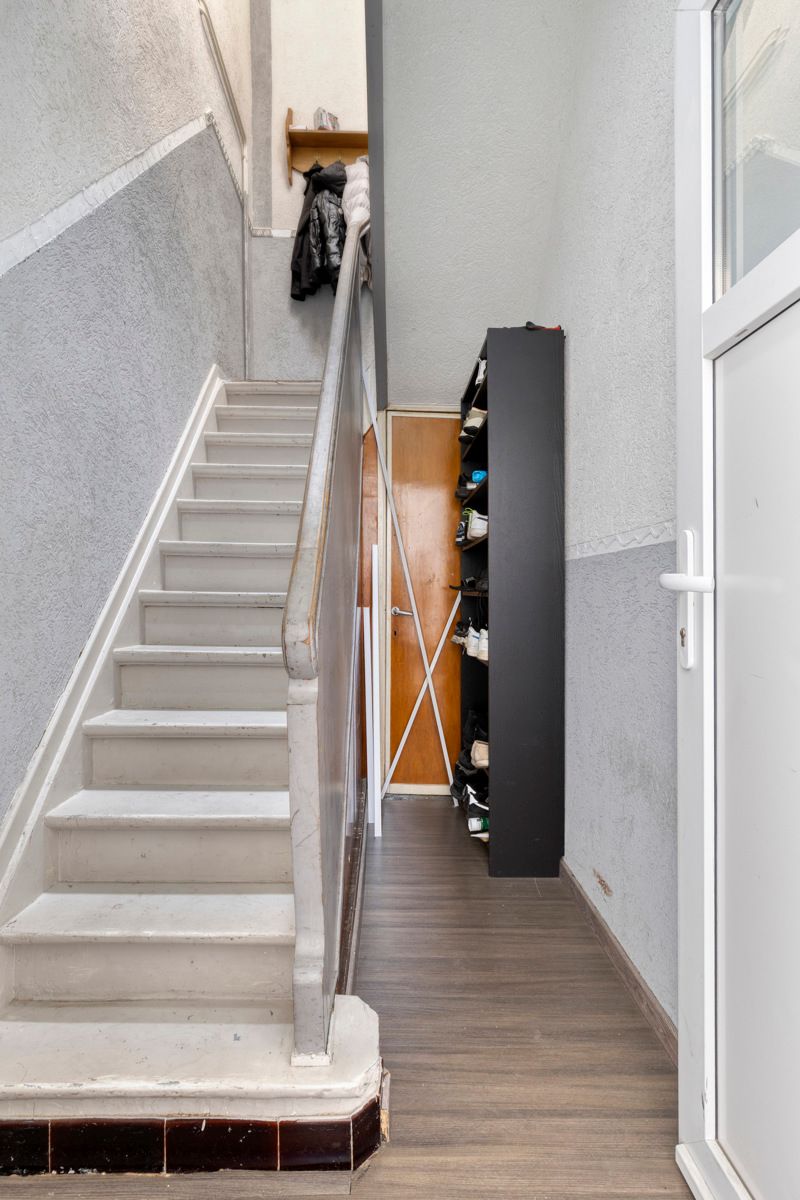 IN OPTIE - Woning met ruim magazijn en bureelruimte. foto 2