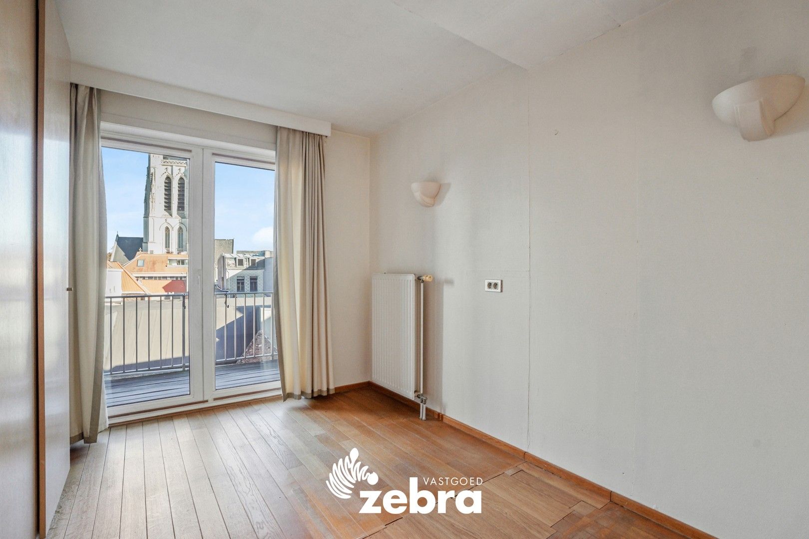 Instapklaar en lichtrijk appartement met 3 slaapkamers in het hart van Kortrijk, vlak bij de Grote Markt! foto 14