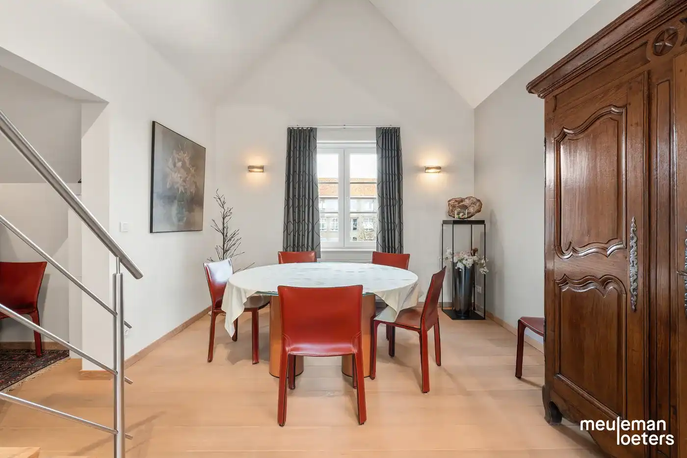 Riant en instapklaar duplexappartement met zéér ruime garagebox in centrum  foto 5