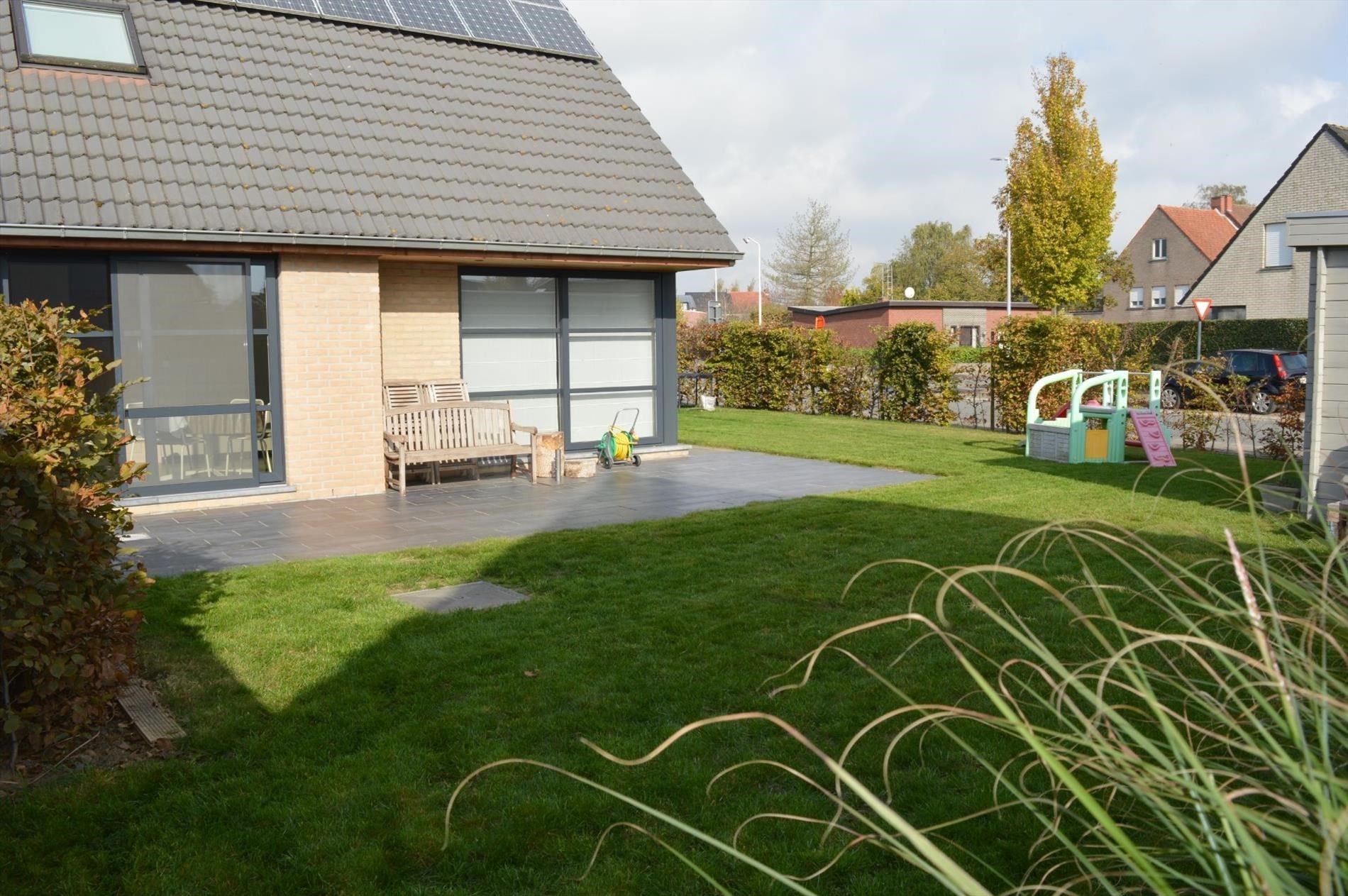 Verzorgde halfopen gezinswoning met drie slaapkamers en mooie tuin foto 13