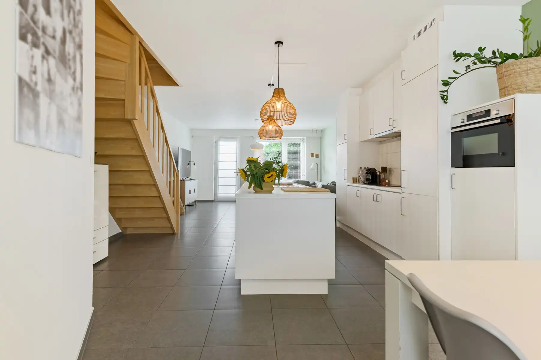 Recente woning op centrale ligging met 2 garages foto 2