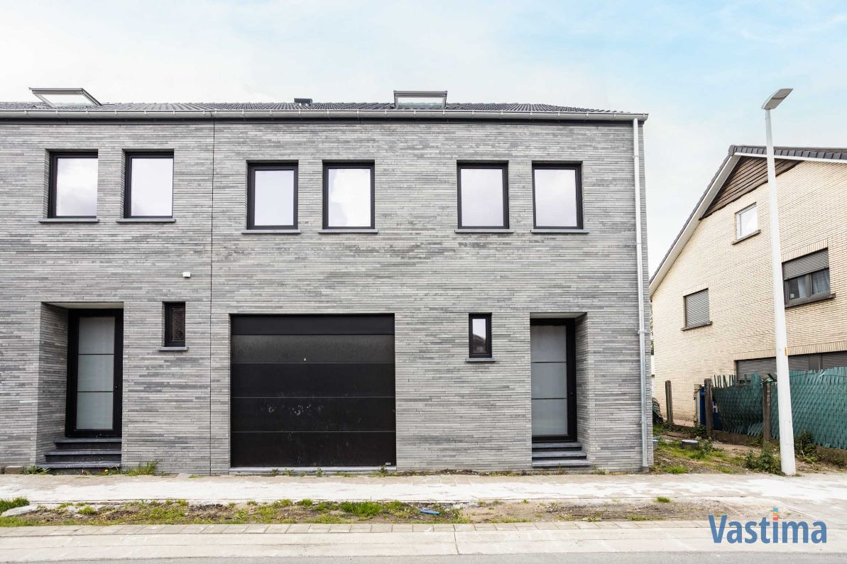 Nieuwbouw halfopen woning met 3 slaapkamers, garage en tuin foto {{pictureIndex}}