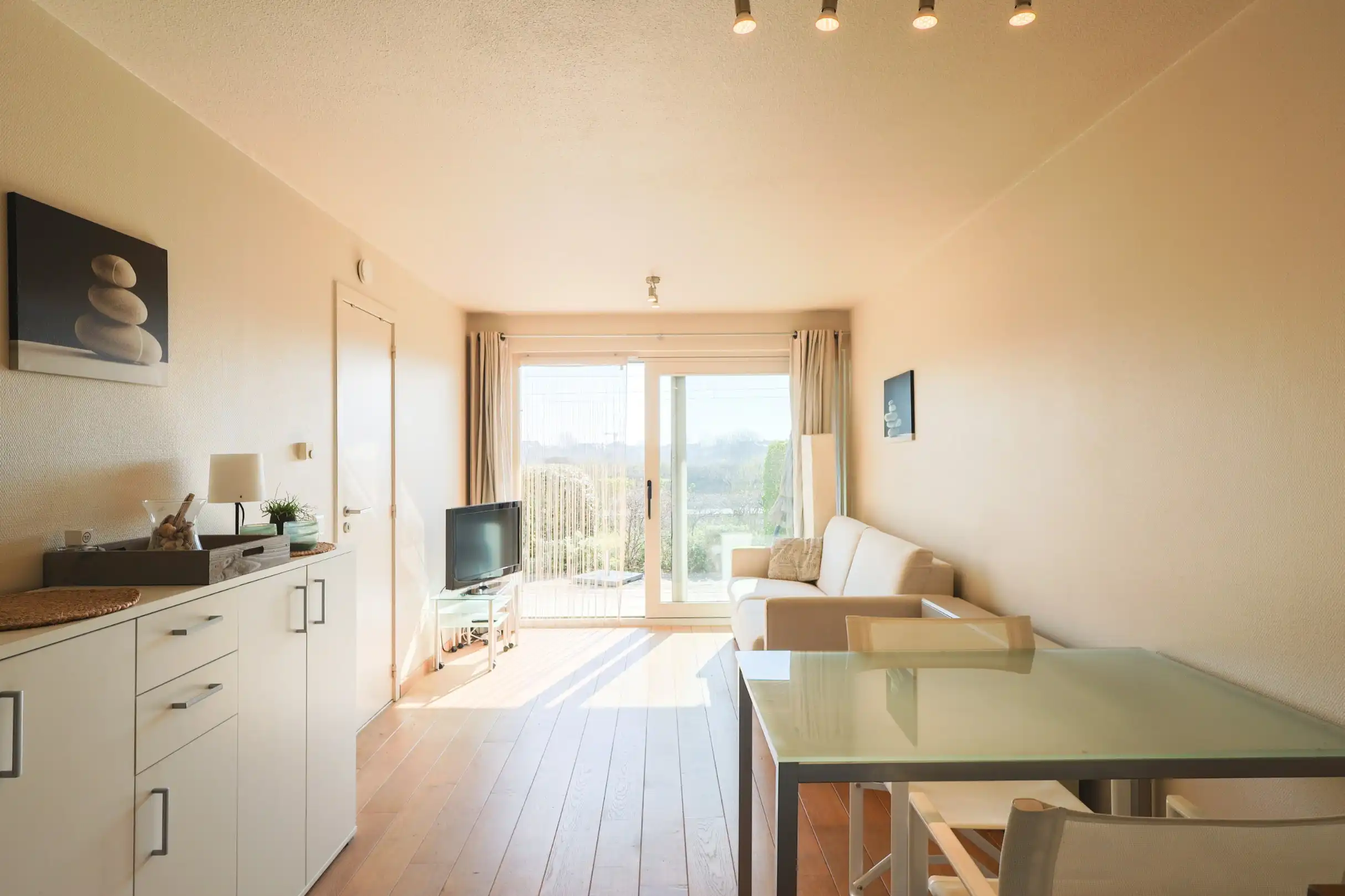 Hoofdfoto van de publicatie: Zuidgericht gelijkvloers 1slpk appartement met zonneterras en duinenzicht nabij zee