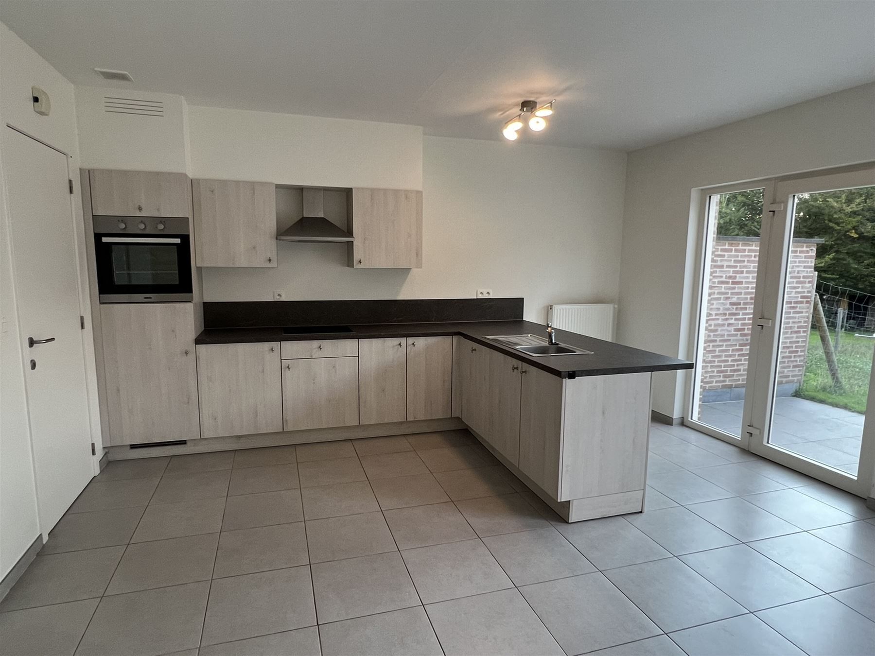 Goed uitgeruste ruime  nieuwbouwwoning foto 2