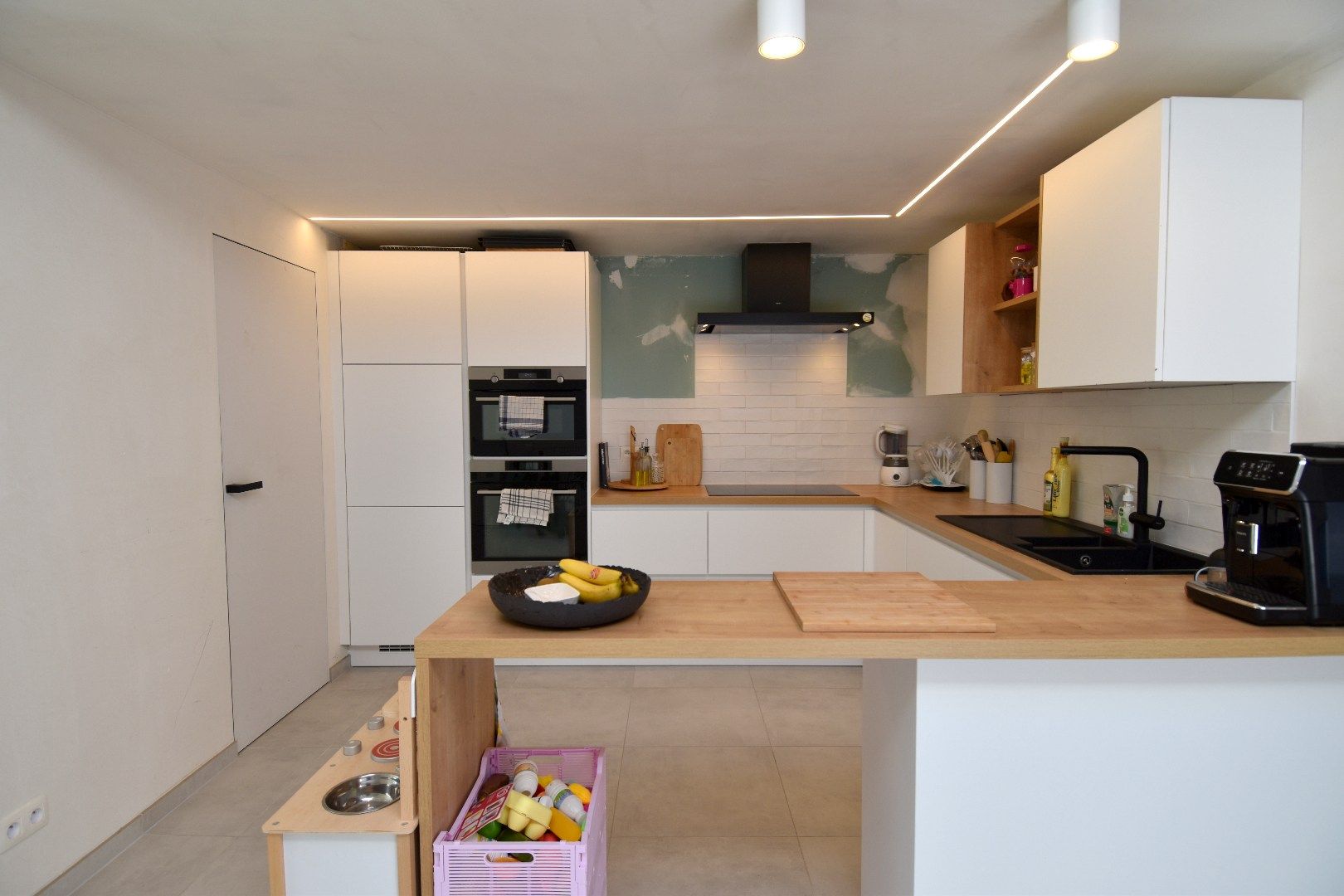 Hippe instapklare rijwoning met 3 slaapkamers en zonnige tuin te koop in Aalbeke foto 7